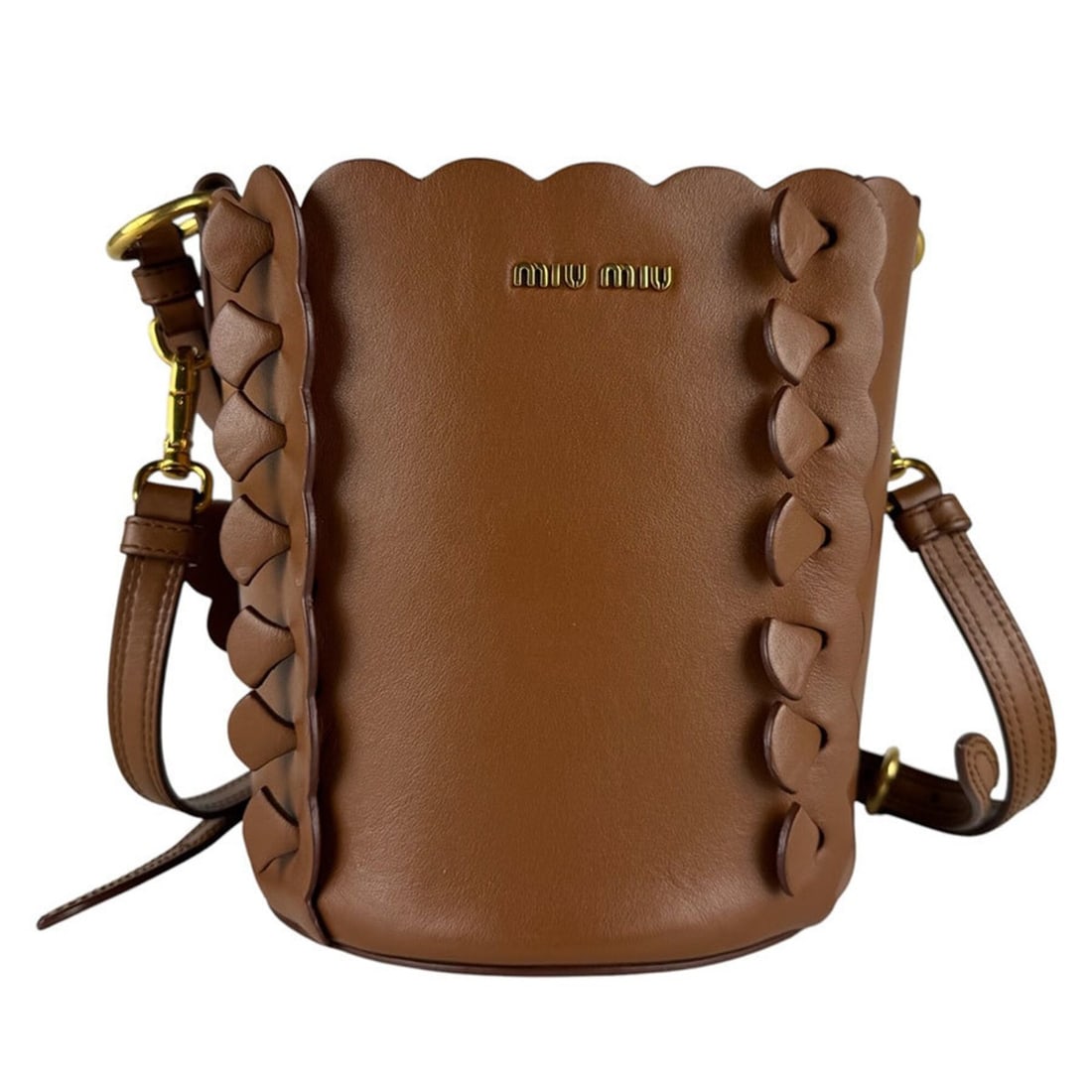 Miu Miu Miu handbag/shoulder bag, leather, brown and gold, women's, z9459: --- Catalog ---Category: SizeSize (HxWxD): 18cm x 16cm x 16cm / 7.08'' x 6.29'' x 6.29''Category: DesignType: Handbag, Shoulder bagColor: BrownGender: WomenMaterial: Leather Category: GeneralBrand: Mi
