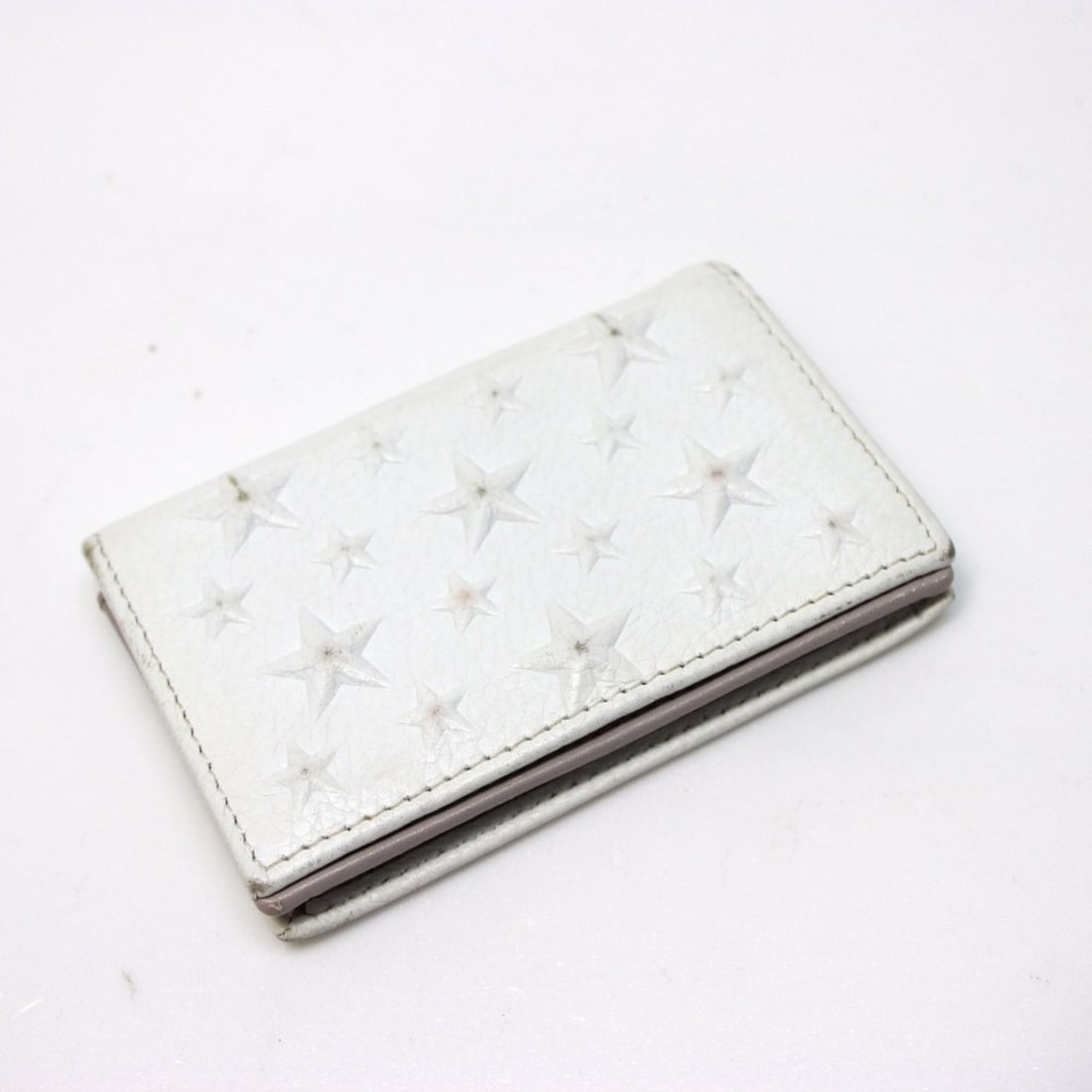 JIMMY CHOO Star Embossed Business Card Holder/Pass Case for Men and Women - Leather, White: --- Catalog ---Category: DesignType: Business card caseColor: WhiteGender: WomenMaterial: Leather Category: GeneralBrand: Jimmy ChooCategory: Physical PropertiesSize (HxWxD): 7cm x 10.5cm / 2.75'' x 4
