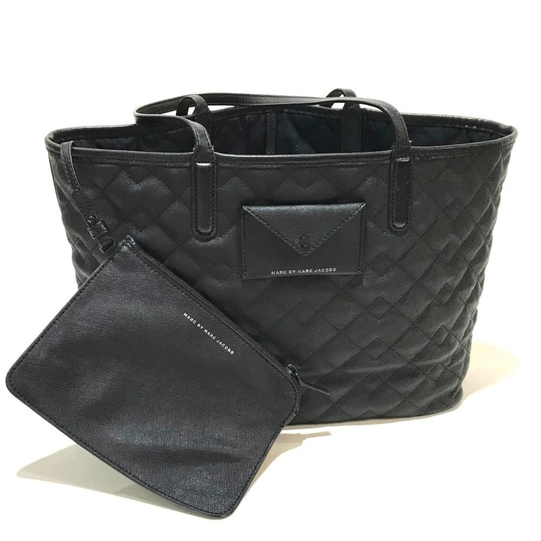 Marc by Marc Jacobs MARC BY JACOBS handbag with pouch, quilted leather, shoulder bag, tote women's,: --- Catalog ---Category: SizeSize (HxWxD): 27.5cm x 35cm x 14.5cm / 10.82'' x 13.77'' x 5.7''Handle Length: 51cm / 20.07''Category: DesignType: Shoulder bag, Tote bagColor: BlackGender: WomenMaterial: