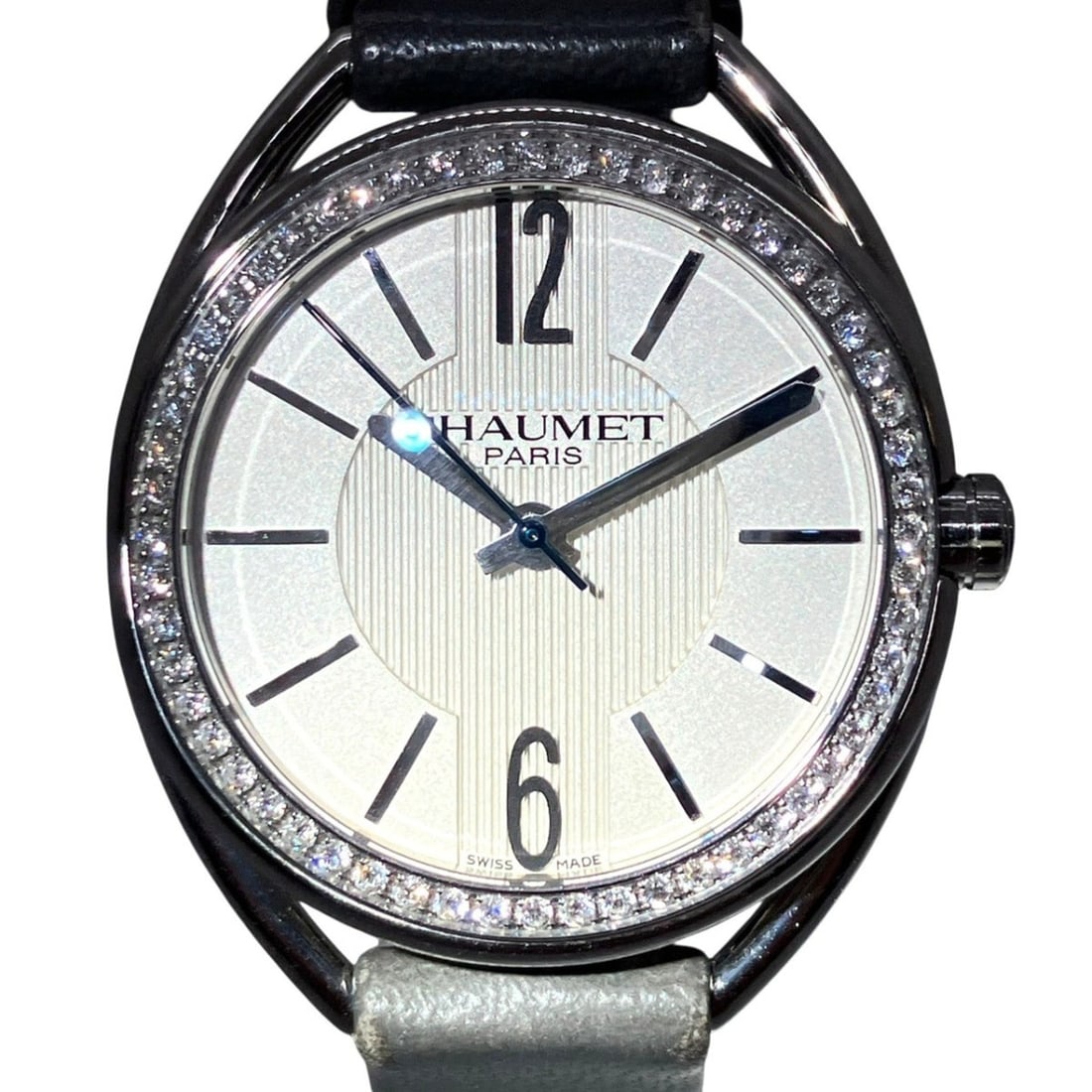 Chaumet Liens wristwatch, total weight 27g, stainless steel, genuine leather strap, diamond, quartz: --- Catalog ---Category: SizeWrist Size: 13cm - 16.5cm / 5.11'' - 6.49''Case Diameter: 29mm / 1.14''Category: DesignType: WristwatchGender: WomenColor (Dial): SilverMaterial (Band): Leather, Stainless