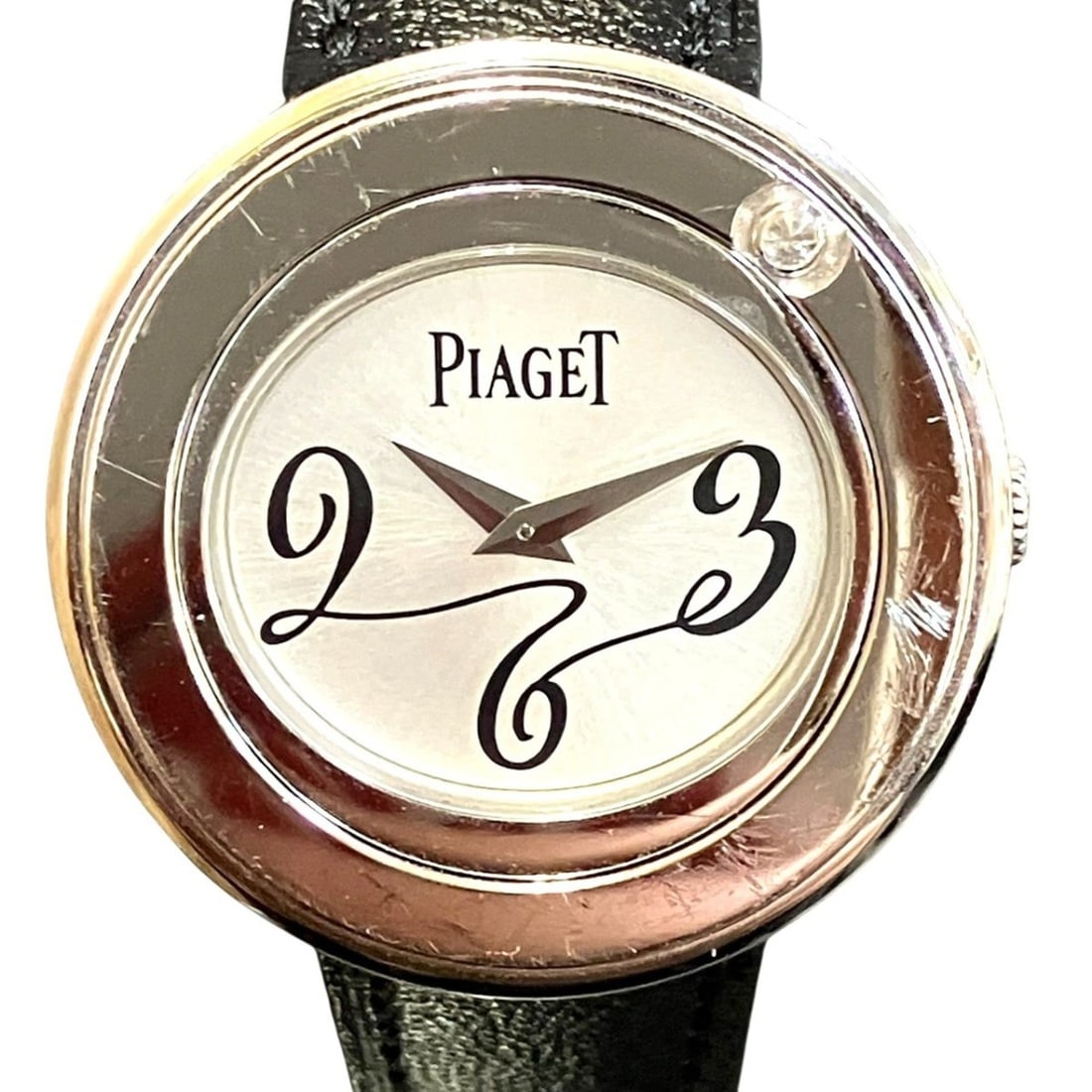 Piaget Possession wristwatch, total weight 35.1g, 18K gold, genuine leather strap, quartz movement,: --- Catalog ---Category: SizeWrist Size: 13cm - 17cm / 5.11'' - 6.69''Case Diameter: 28mm / 1.1''Category: DesignType: WristwatchGender: WomenColor (Dial): SilverMaterial (Band): LeatherMaterial (Case