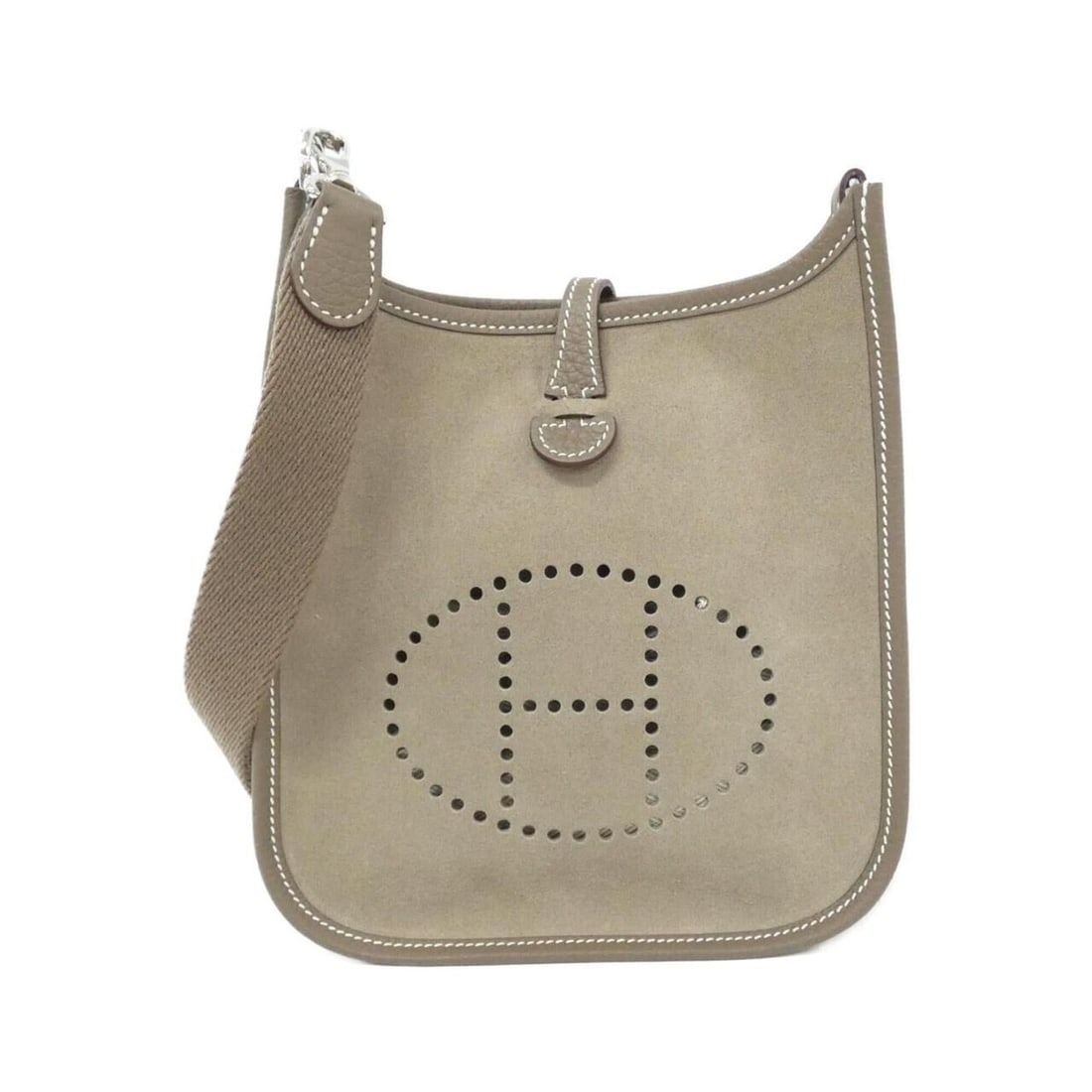 Hermes Evelyne Amazon 16cm 083276CK Shoulder Bag: --- Catalog ---Category: SizeSize (HxWxD): 18cm x 16cm x 6cm / 7.08'' x 6.29'' x 2.36''Category: DesignType: Shoulder bagColor: BeigeGender: WomenMaterial: Taurillon clemence leather Hardware Color: