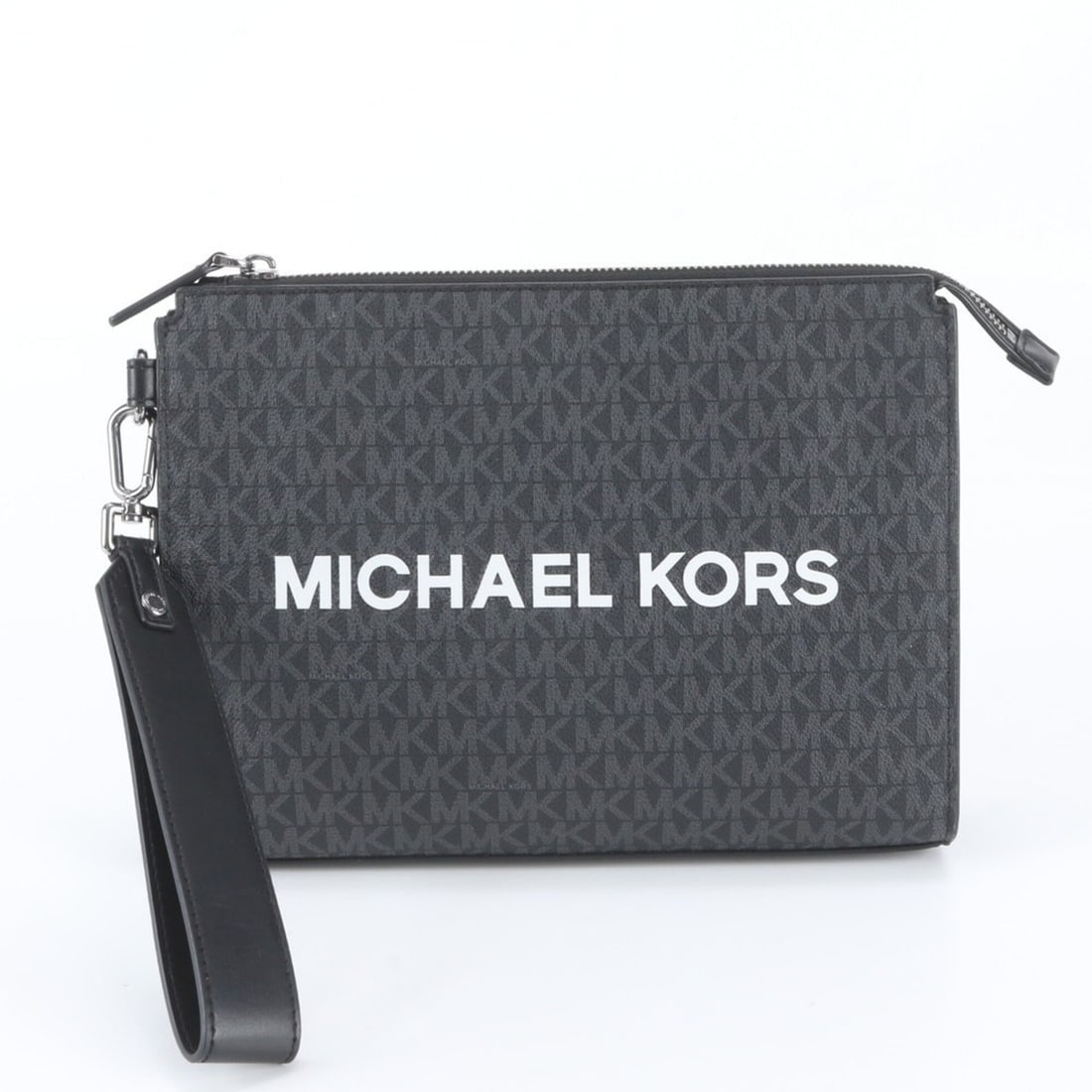 Michael Kors MK Logo Monogram Leather Second Bag Clutch Pouch Business for Men: --- Catalog ---Category: SizeSize (HxWxD): 20cm x 27cm x 6cm / 7.87'' x 10.62'' x 2.36''Category: DesignType: Clutch bag, PouchColor: BlackGender: MenMaterial: Leather , Coated canvas Category: Genera