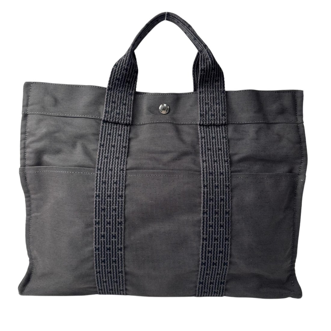 Hermes Herline MM Grey Tote Bag, A4 Size, Women's.: --- Catalog ---Category: SizeSize (HxWxD): 32cm x 42cm x 11cm / 12.59'' x 16.53'' x 4.33''Category: DesignType: Tote bagColor: Dark gray, GrayGender: WomenMaterial: Nylon canvas Category: GeneralBrand