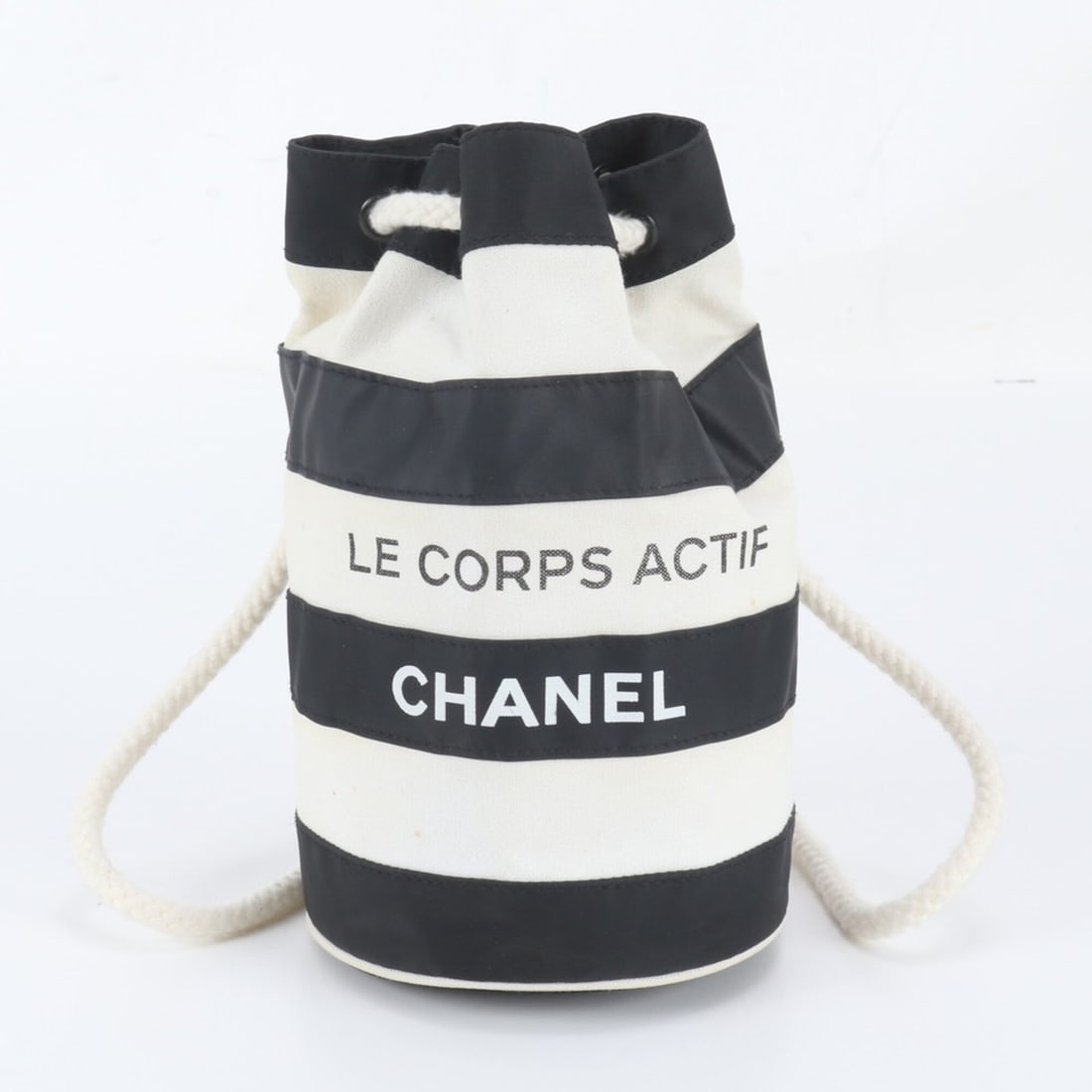 Chanel Striped Shoulder Bag, Pool Tote Handbag for Women: --- Catalog ---Category: SizeSize (HxWxD): 26cm x 14cm x 15cm / 10.23'' x 5.51'' x 5.9''Category: DesignType: Handbag, Shoulder bag, Tote bagColor: Black, WhiteGender: WomenCategory: GeneralBrand: Cha