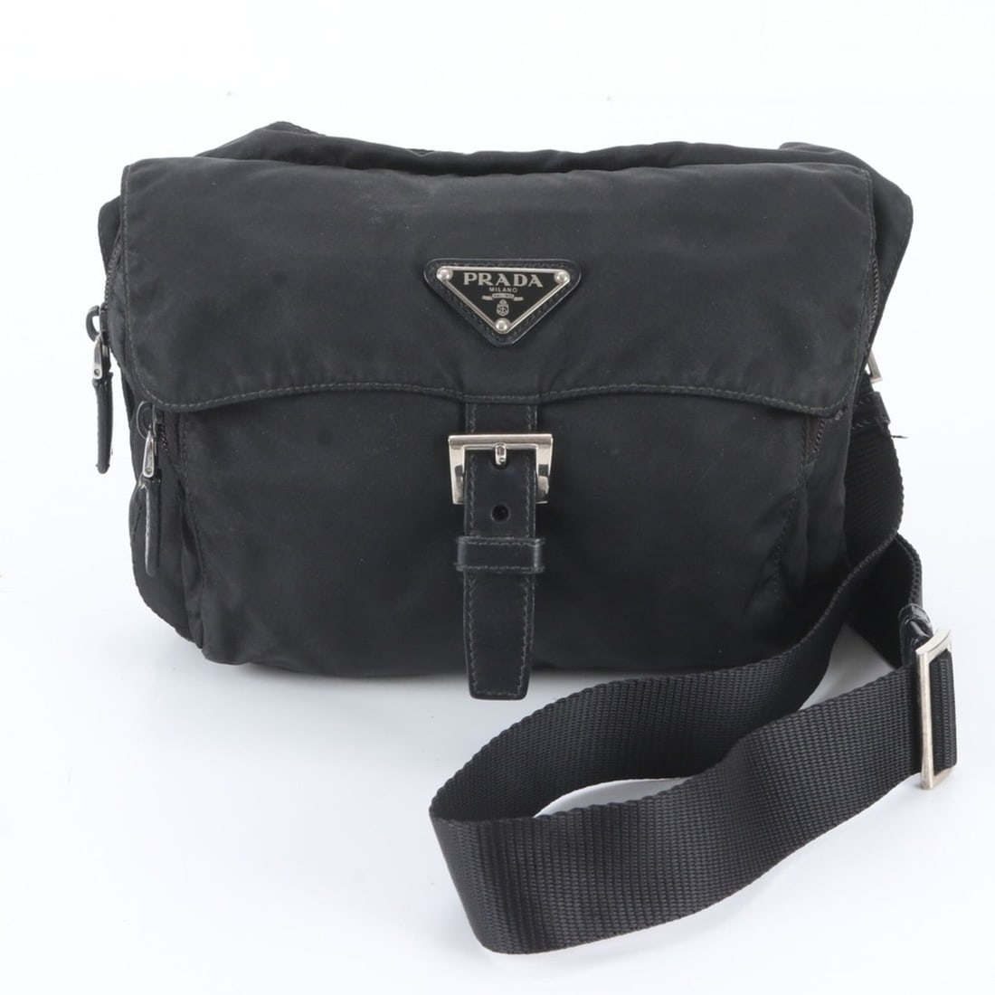 Prada Tessuto Nylon Triangle Logo Leather Shoulder Bag Messenger for Men: --- Catalog ---Category: SizeSize (HxWxD): 15cm x 21cm x 4cm / 5.9'' x 8.26'' x 1.57''Category: DesignType: Messenger bag, Shoulder bagColor: BlackGender: MenMaterial: Leather , Nylon Category: Genera