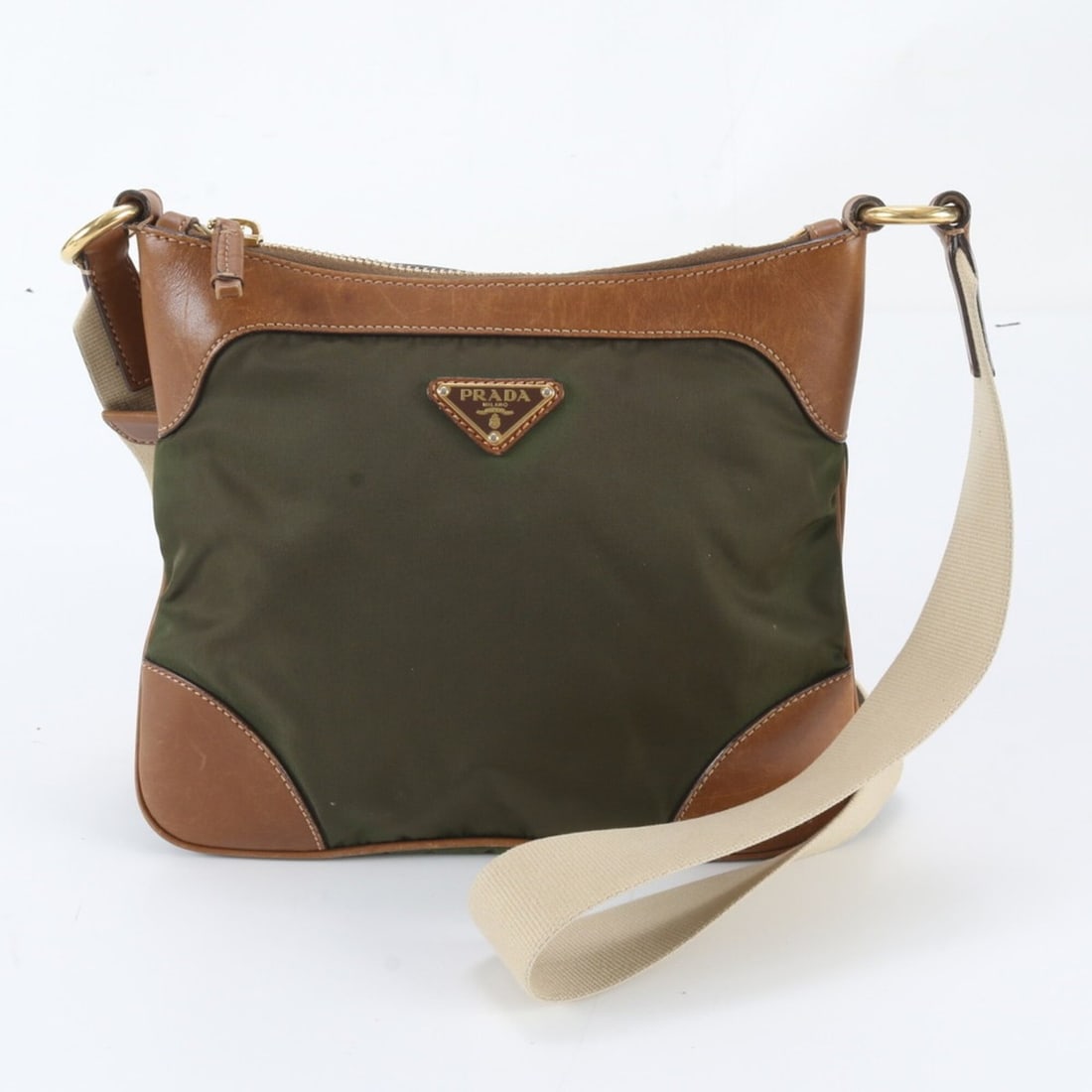 Prada Tessuto Nylon Triangle Logo Leather Shoulder Bag Messenger for Men: --- Catalog ---Category: SizeSize (HxWxD): 23cm x 26cm x 8cm / 9.05'' x 10.23'' x 3.14''Category: DesignType: Messenger bag, Shoulder bagColor: KhakiGender: MenMaterial: Leather , Nylon Category: Gene