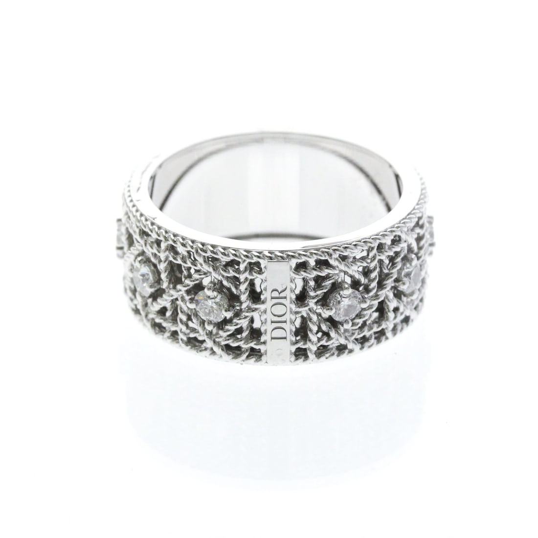 Christian Dior My Dior Diamond Ring JMY794060 White Gold (18K) Fashion Diamond Band Ring Silver: --- Catalog ---Category: SizeWidth: 9.1mm / 0.36''Weight: 7.7g / 0.27oz.JP Size: 15US Size: 7 1/4Brand Size: 55Category: DesignType: Band ringColor: SilverMetal: White GoldStone: DiamondStyle: Fashion