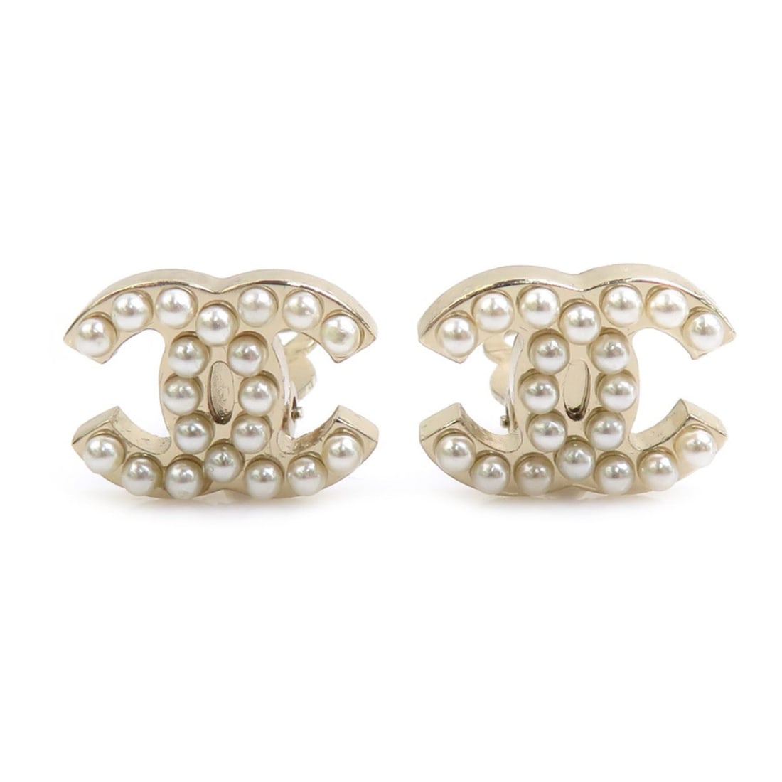 Chanel earrings, Coco Mark design, metal, faux pearl, gold, off-white, women's, e62212a: --- Catalog ---Category: SizeSize (HxWxD): 12.00mm x 15.00mm / 0.47'' x 0.59''Category: DesignType: Clip earringsColor: Gold, Off-whiteGender: WomenMaterial: Artificial pearl, MetalCategory: GeneralBr