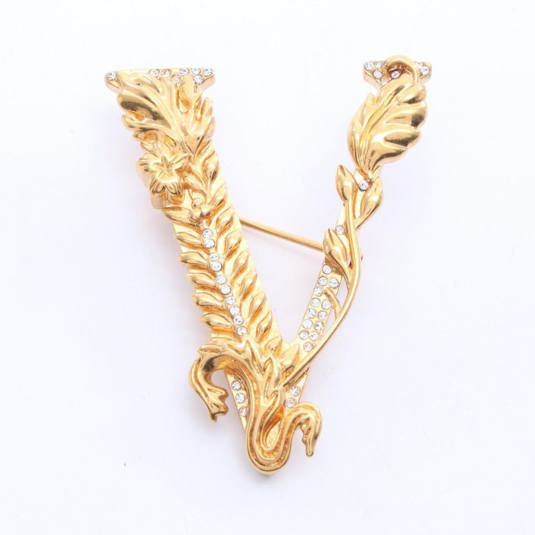Versace brooch accessory, gold-plated (GP), rhinestone, women's, gold-toned, clear.: --- Catalog ---Category: SizeSize (HxWxD): 5cm x 3.8cm / 1.96'' x 1.49''Category: DesignType: BroochColor: Clear, GoldGender: WomenMaterial: Gold plating, RhinestoneCategory: GeneralBrand: Versace--- 