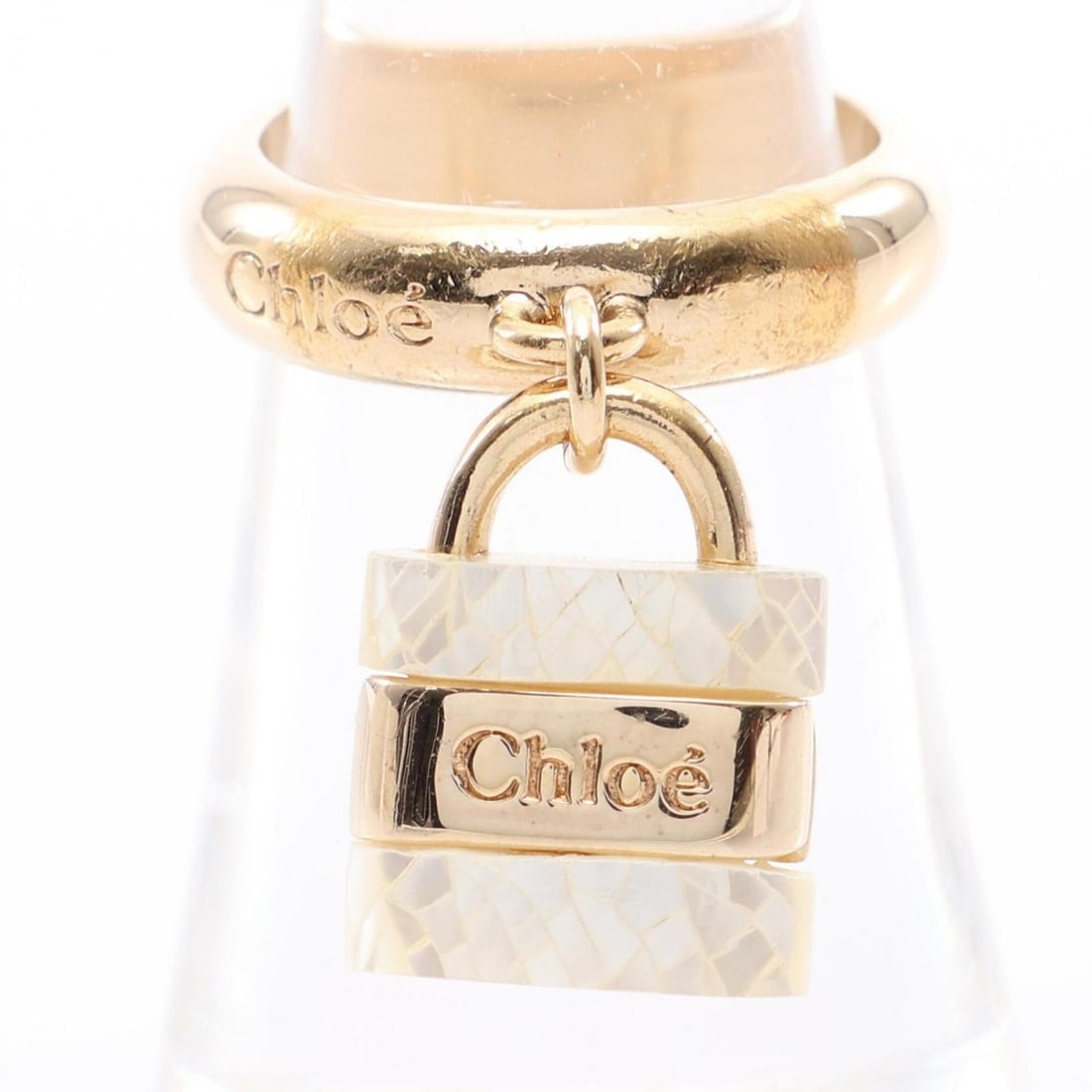 Chloé Chloe padlock motif ring, gold plated, shell, women's, gold/white tones.: --- Catalog ---Category: SizeJP Size: 11US Size: 6Category: DesignType: Band ringColor: Gold, WhiteGender: WomenMaterial: Gold plating, ShellCategory: GeneralBrand: Chloé--- Item List ---Section: Con