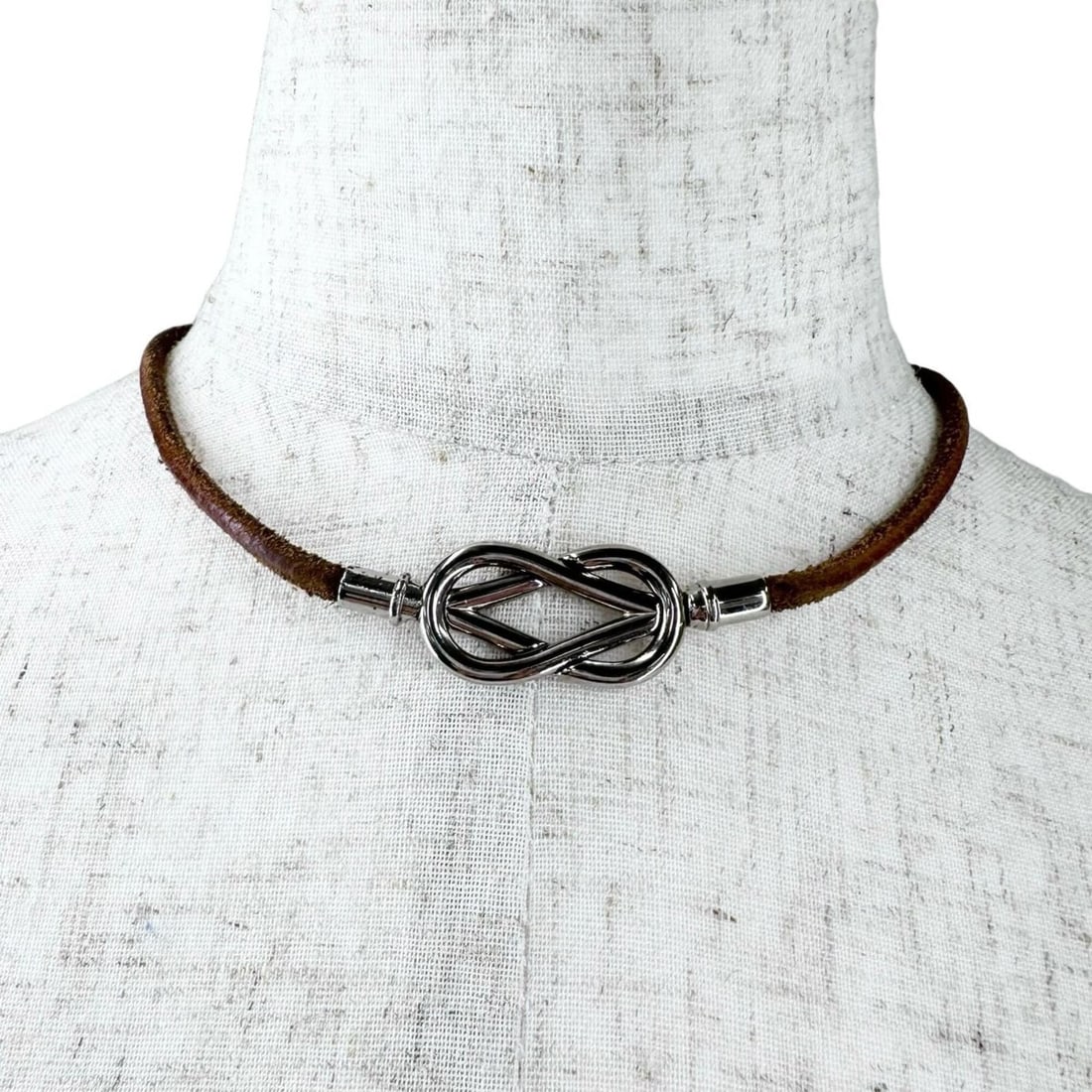 HERMES Atame Choker Necklace, Leather and Metal Plated, Brown, Women's: --- Catalog ---Category: SizePendant Size: 16mm x 30mm / 0.62'' x 1.18''Neck Circumference: 42 cm / 16.53''Category: DesignColor: BrownGender: WomenMaterial: Gold plating, Leather, MetalNecklace Type:
