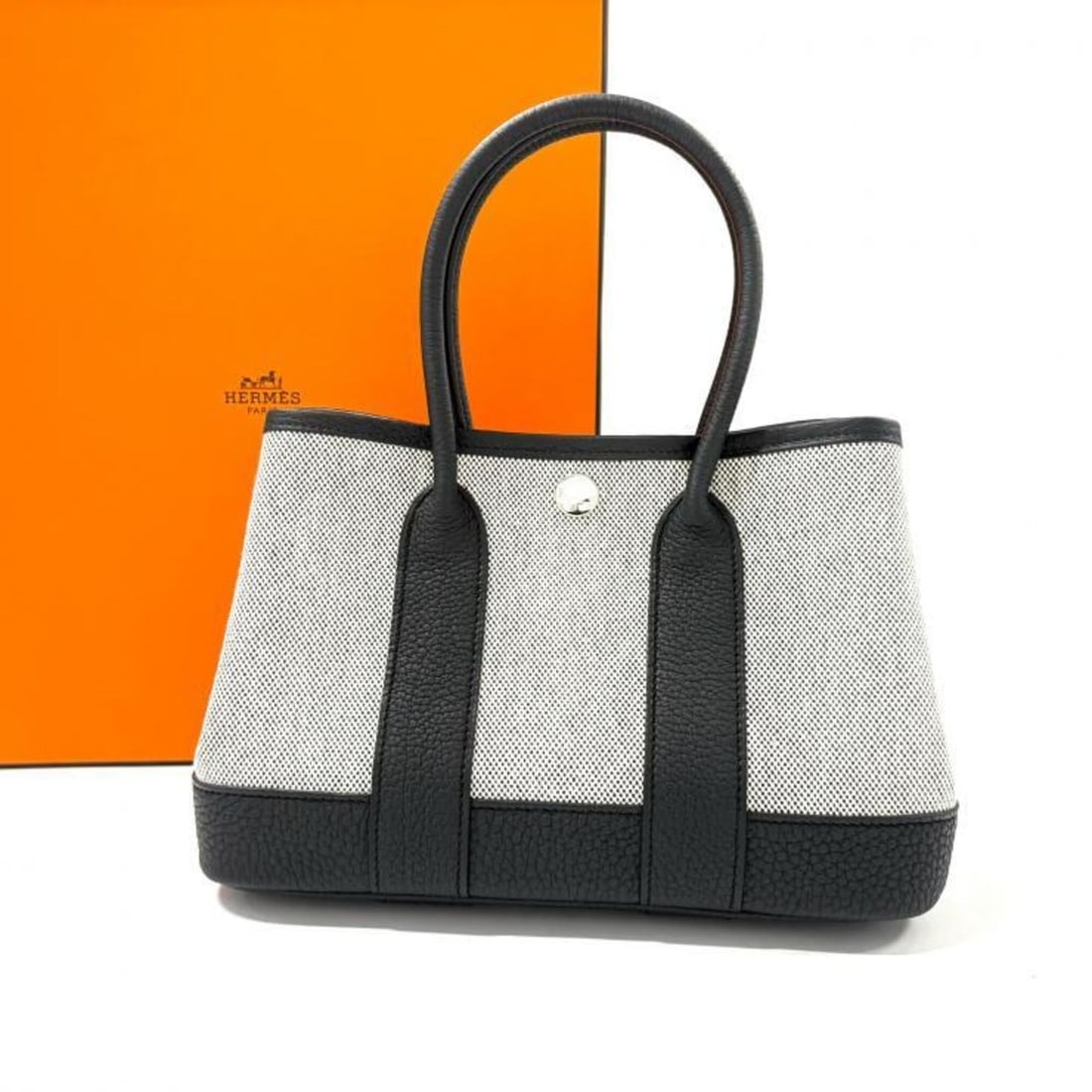 Hermes Neo Garden 23 Tote Bag, Black Ecru, Toile Negonda, Party HERMES: --- Catalog ---Category: SizeSize (HxWxD): 15.5cm x 24cm x 12cm / 6.1'' x 9.44'' x 4.72''Category: DesignType: Tote bagColor: Black, EcruGender: WomenMaterial: Negonda leather , Toile H Category: Gene