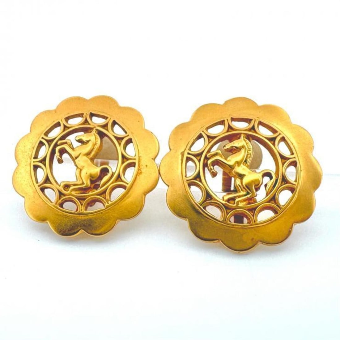 Hermes Cheval Fleur Earrings, Gold GP Matte, Horse Motif, Circle Design.: --- Catalog ---Category: SizeSize (HxWxD): 31.00mm x 31.00mm / 1.22'' x 1.22''Category: DesignType: Clip earringsColor: GoldGender: WomenMaterial: Gold platingCategory: GeneralBrand: Hermes--- Item Li