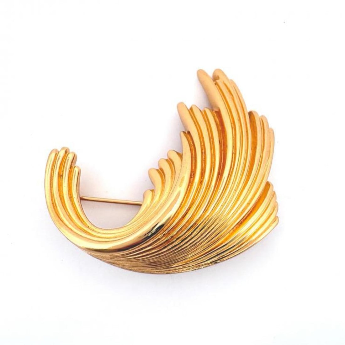 Christian Dior pin brooch, feather motif, gold.: --- Catalog ---Category: SizeSize (HxWxD): 4.8cm x 5.9cm / 1.88'' x 2.32''Category: DesignType: BroochColor: GoldGender: WomenMaterial: Gold platingCategory: GeneralBrand: Christian Dior--- Item List 
