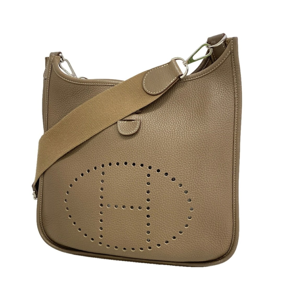 Hermes Evelyne 3PM Shoulder Bag, Taurillon Clemence Leather, Etoupe, A Stamp, Women's, P3526689: --- Catalog ---Category: SizeSize (HxWxD): 27cm x 28cm x 9cm / 10.62'' x 11.02'' x 3.54''Category: DesignType: Shoulder bagColor: Etoupe grayGender: WomenMaterial: Taurillon clemence leather Hardware 