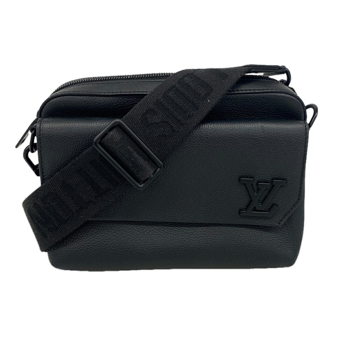 Louis Vuitton Shoulder Bag LV Aerogram Fast Line M22482 Black Men's: --- Catalog ---Category: SizeSize (HxWxD): 17.5cm x 24cm x 6.5cm / 6.88'' x 9.44'' x 2.55''Category: DesignType: Shoulder bagColor: BlackGender: MenCategory: GeneralMPN: M22482Brand: Louis Vuitton--- 