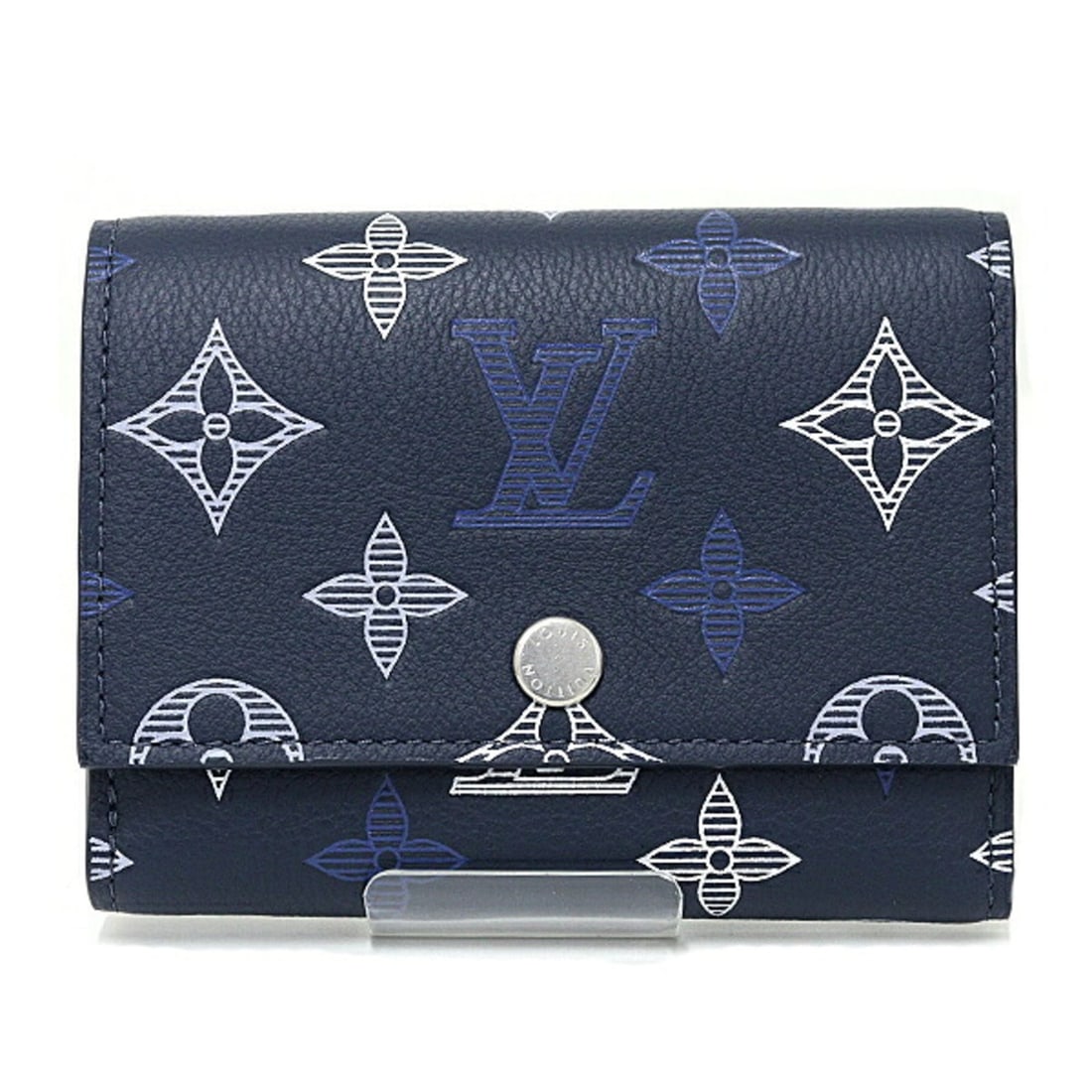Louis Vuitton Victor Wallet Tri-fold Monogram Shadow M29130 Navy Blue: --- Catalog ---Category: SizeSize (HxWxD): 8.5cm x 11.2cm x 2.2cm / 3.34'' x 4.4'' x 0.86''Category: DesignType: Wallet (tri-fold)Color: Blue, NavyGender: Women,MenMaterial: Monogram Shadow , Leather 
