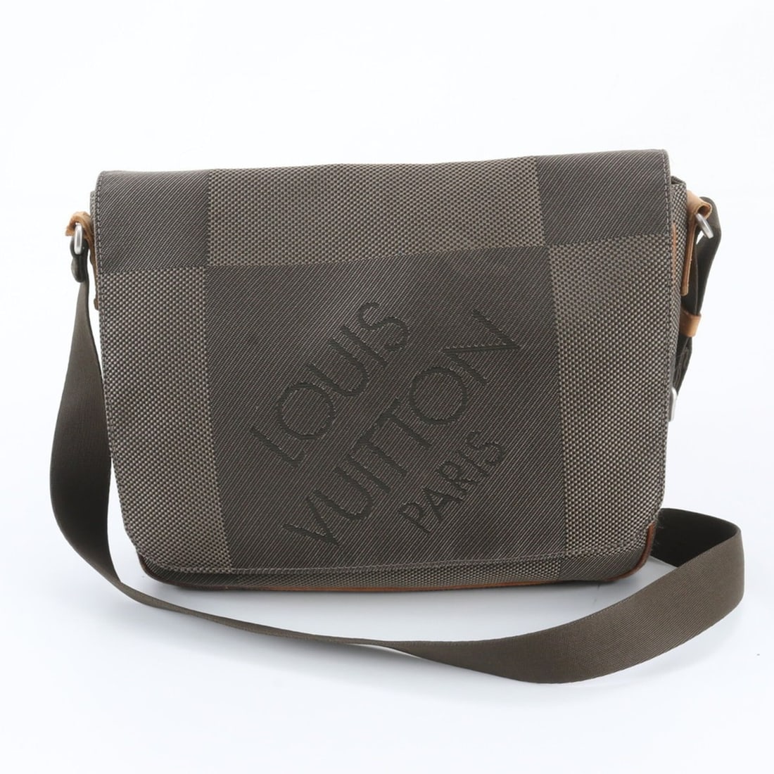 Louis Vuitton Damier Géant Petit Messager M93617 Leather Shoulder Bag Messenger for Men: --- Catalog ---Category: SizeSize (HxWxD): 28cm x 30cm x 7cm / 11.02'' x 11.81'' x 2.75''Category: DesignType: Messenger bag, Shoulder bagColor: Green, KhakiGender: MenMaterial: Leather , Canvas