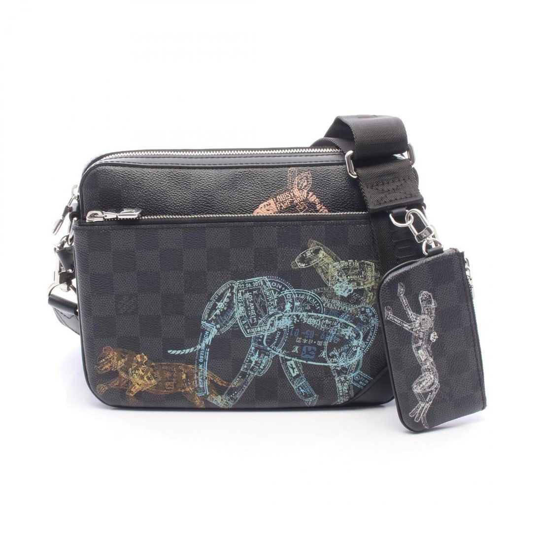 Louis Vuitton Trio Messenger Animal Print Shoulder Bag/Handbag, Coated Canvas and Leather, Damier: --- Catalog ---Category: SizeSize (HxWxD): 18cm x 25cm x 4cm / 7.08'' x 9.84'' x 1.57''Category: DesignType: Handbag, Shoulder bagColor: BlackGender: WomenMaterial: Coated canvas , Damier Graphite , L