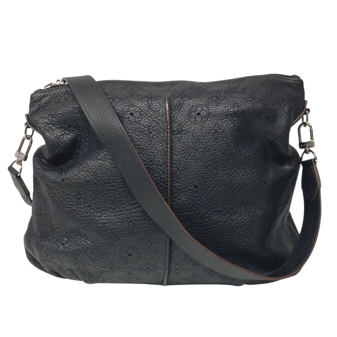 Louis Vuitton Selene PM Shoulder Bag, Mahina Leather, M94314: --- Catalog ---Category: SizeSize (HxWxD): 29cm x 36cm x 5cm / 11.41'' x 14.17'' x 1.96''Strap Length: 89cm - 99cm / 35.03'' - 38.97''Category: DesignType: Shoulder bagColor: BlackGender: WomenClosure