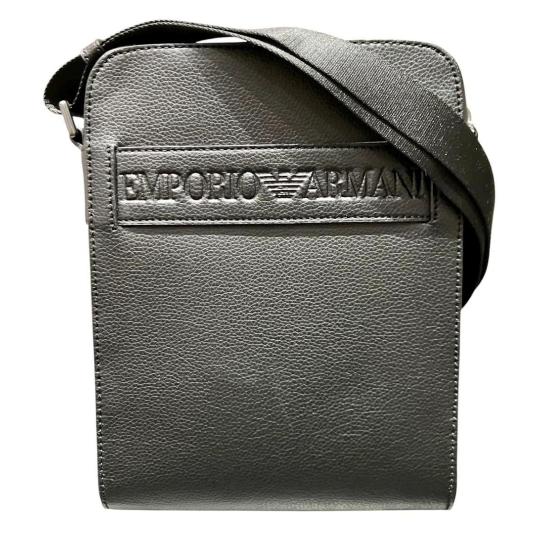 Emporio Armani leather shoulder bag: --- Catalog ---Category: SizeSize (HxWxD): 26cm x 20cm x 7cm / 10.23'' x 7.87'' x 2.75''Strap Length: 83cm - 168cm / 32.67'' - 66.14''Category: DesignType: Shoulder bagColor: BlackGender:
