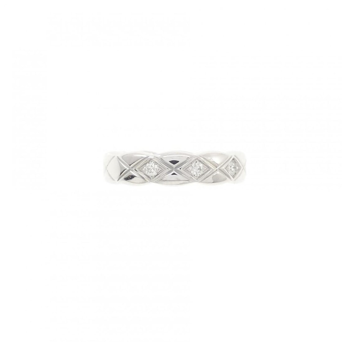 Chanel Coco Crush Ear Cuff (Single Ear): --- Catalog ---Category: SizeSize (HxWxD): 3.40mm x 14.40mm / 0.13'' x 0.57''Category: DesignType: EarcuffStone: DiamondGender: WomenMaterial: White gold (18K)Single earring: YesCategory: GeneralMPN: