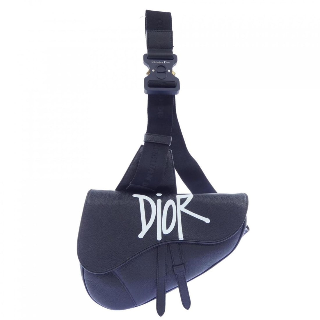 Christian Dior Dior SADDLE SHAWN STUSSY handbag: --- Catalog ---Category: SizeSize (HxWxD): 20.5cm x 27cm x 4.5cm / 8.07'' x 10.62'' x 1.77''Category: DesignType: HandbagColor: BlackGender: MenCategory: GeneralMPN: SADDLE SHAWN STUSSYBrand: