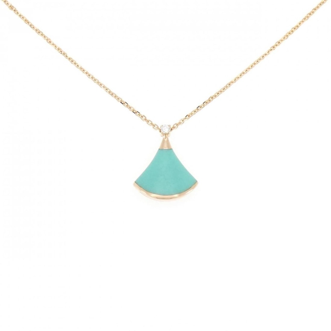 Bvlgari Diva's Dream Necklace: --- Catalog ---Category: SizePendant Size: 16mm x 13.7mm / 0.62'' x 0.53''Neck Circumference: 41 cm - 43 cm / 16.14'' - 16.92''Category: DesignStone: Diamond, TurquoiseGender: WomenMaterial: Pink