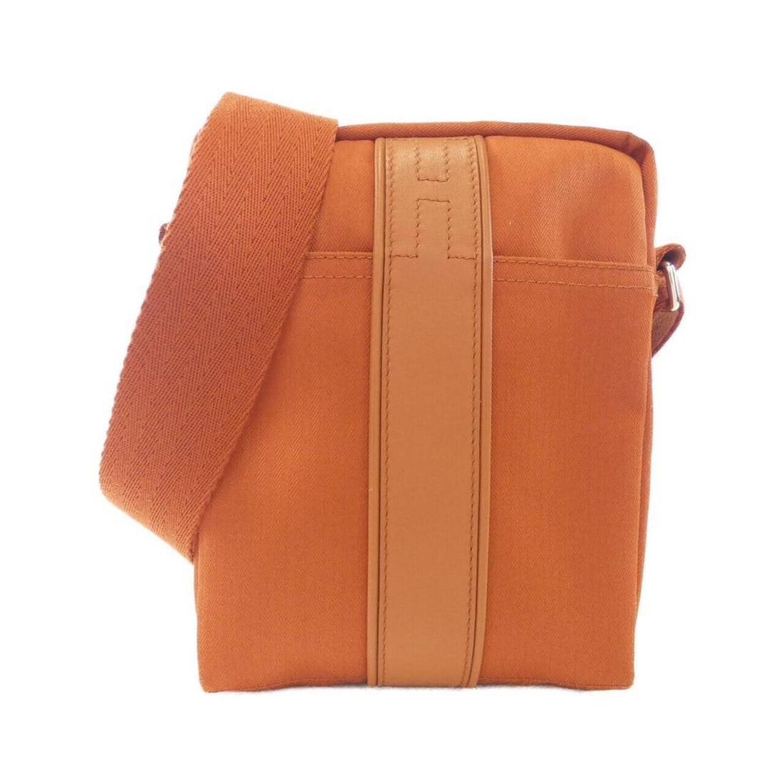 Hermes Acapulco Pochette Bandoulière MM 047614CK Shoulder Bag: --- Catalog ---Category: SizeWeight: 380g / 13.4oz.Size (HxWxD): 20cm x 15cm x 6cm / 7.87'' x 5.9'' x 2.36''Strap Length: 127cm / 49.99''Category: DesignType: Pochette, Shoulder bagColor:
