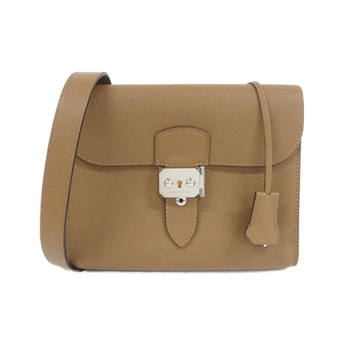 Hermes Sac à Dépêches 21cm 085470CK Shoulder Bag: --- Catalog ---Category: SizeWeight: 500g / 1.1lb.Size (HxWxD): 16cm x 21cm x 4cm / 6.29'' x 8.26'' x 1.57''Strap Length: 95cm - 115cm / 37.4'' - 45.27''Category: DesignType: Shoulder bagColor: