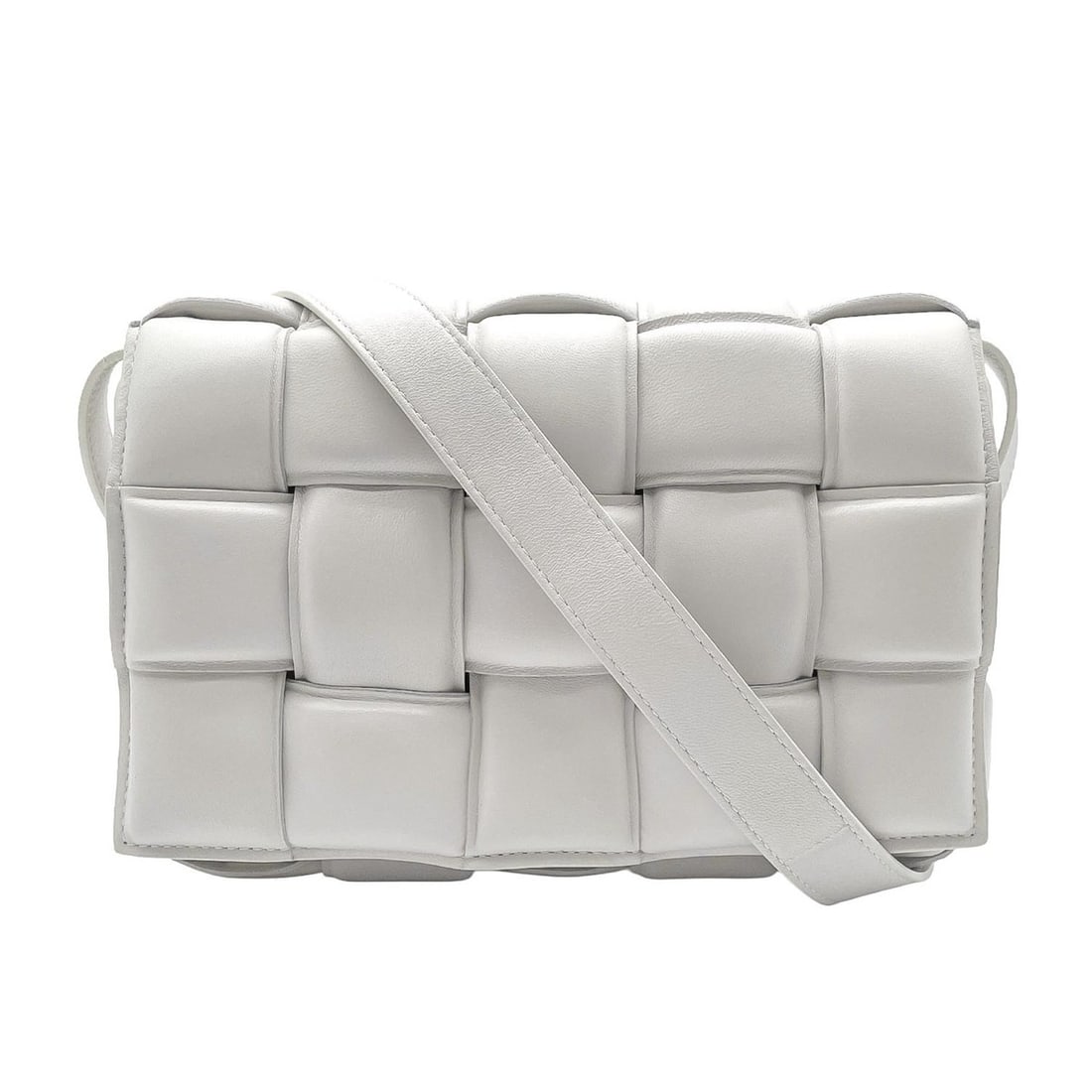 BOTTEGA VENETA Padded Cassette Shoulder Bag Maxi Intrecciato Leather White: --- Catalog ---Category: SizeSize (HxWxD): 17cm x 26.5cm x 7cm / 6.69'' x 10.43'' x 2.75''Category: DesignType: Shoulder bagColor: Gold, WhiteGender: Women,MenMaterial: Leather Category: GeneralBrand: