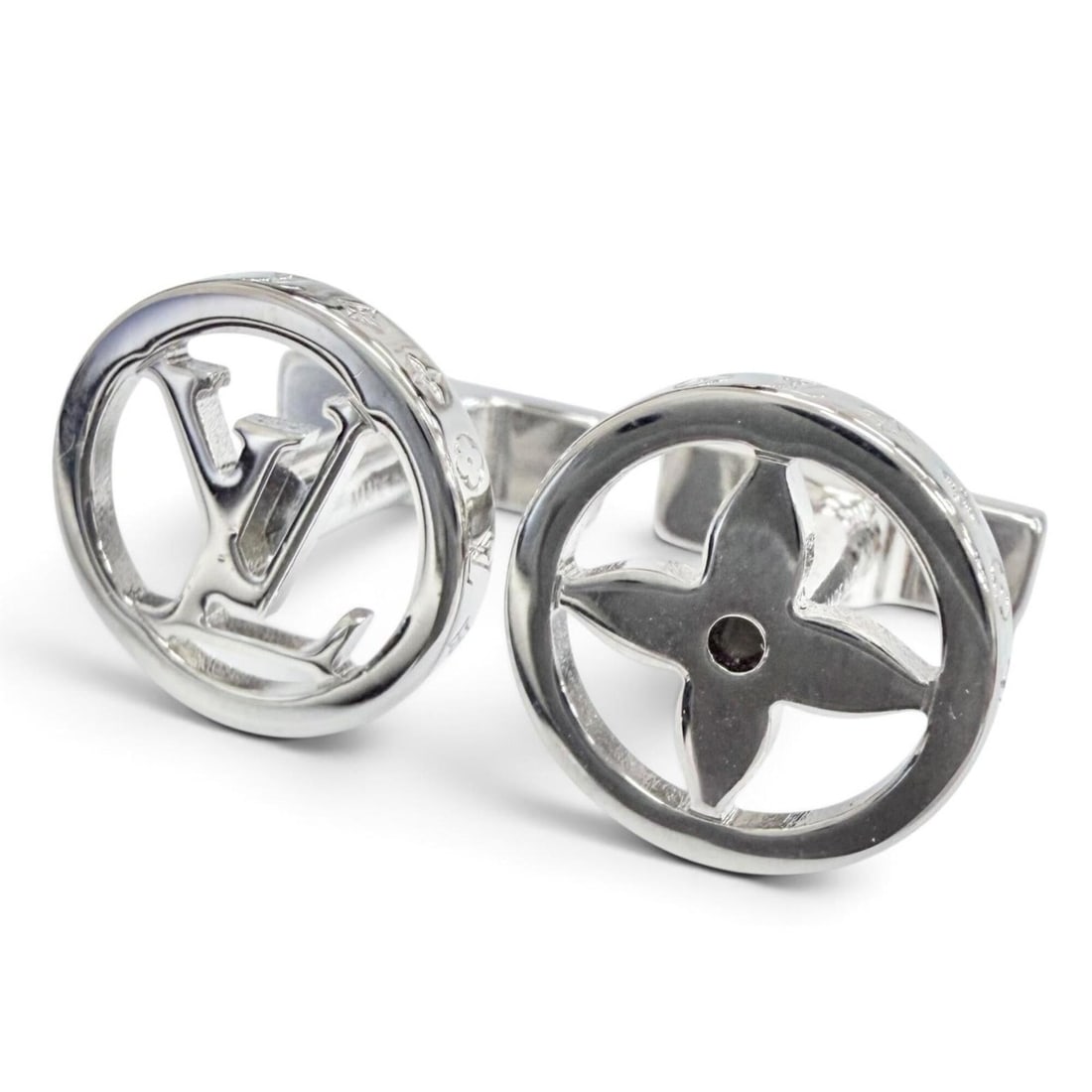 LOUIS VUITTON (Louis Vuitton) 2021 model M80188 LV Catch Bouton de Manchette Cufflinks, Silver, Made: --- Catalog ---Category: DesignType: CufflinksColor: SilverGender: MenCategory: GeneralMPN: M80188Brand: Louis VuittonCountry of Origin: Italy--- Item List ---Section: ConditionRanking: Rank A Used - 