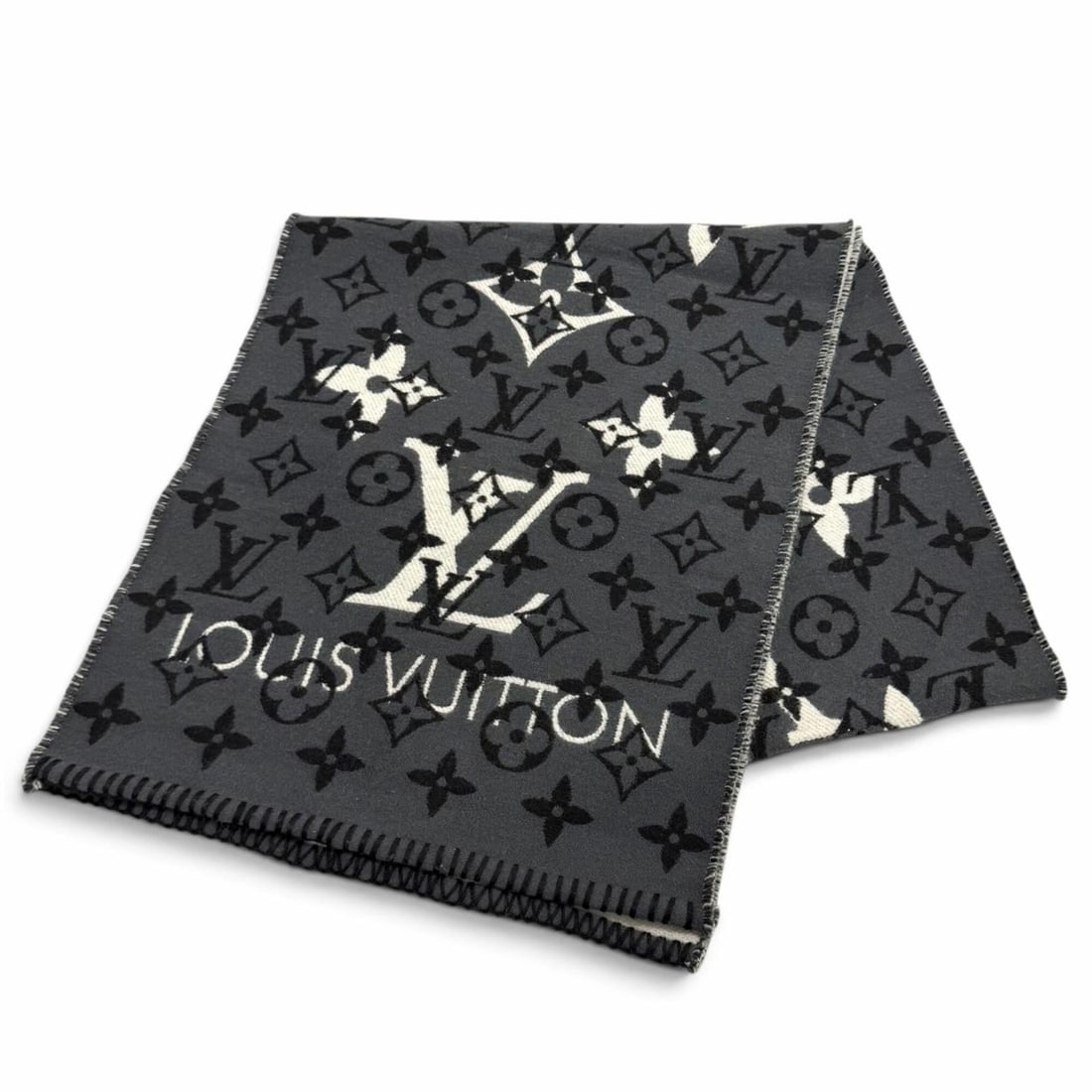 LOUIS VUITTON M76377 Echarpe All You Need Wool Silk Blend Monogram Stole Scarf Gray Made in Italy: --- Catalog ---Category: SizeSize (LxW): 1.68m x 35.5cm / 66.14'' x 13.97''Category: DesignType: StoleColor: GrayGender: WomenMaterial: Wool , Silk Category: GeneralMPN: M76377Brand: Louis VuittonCoun