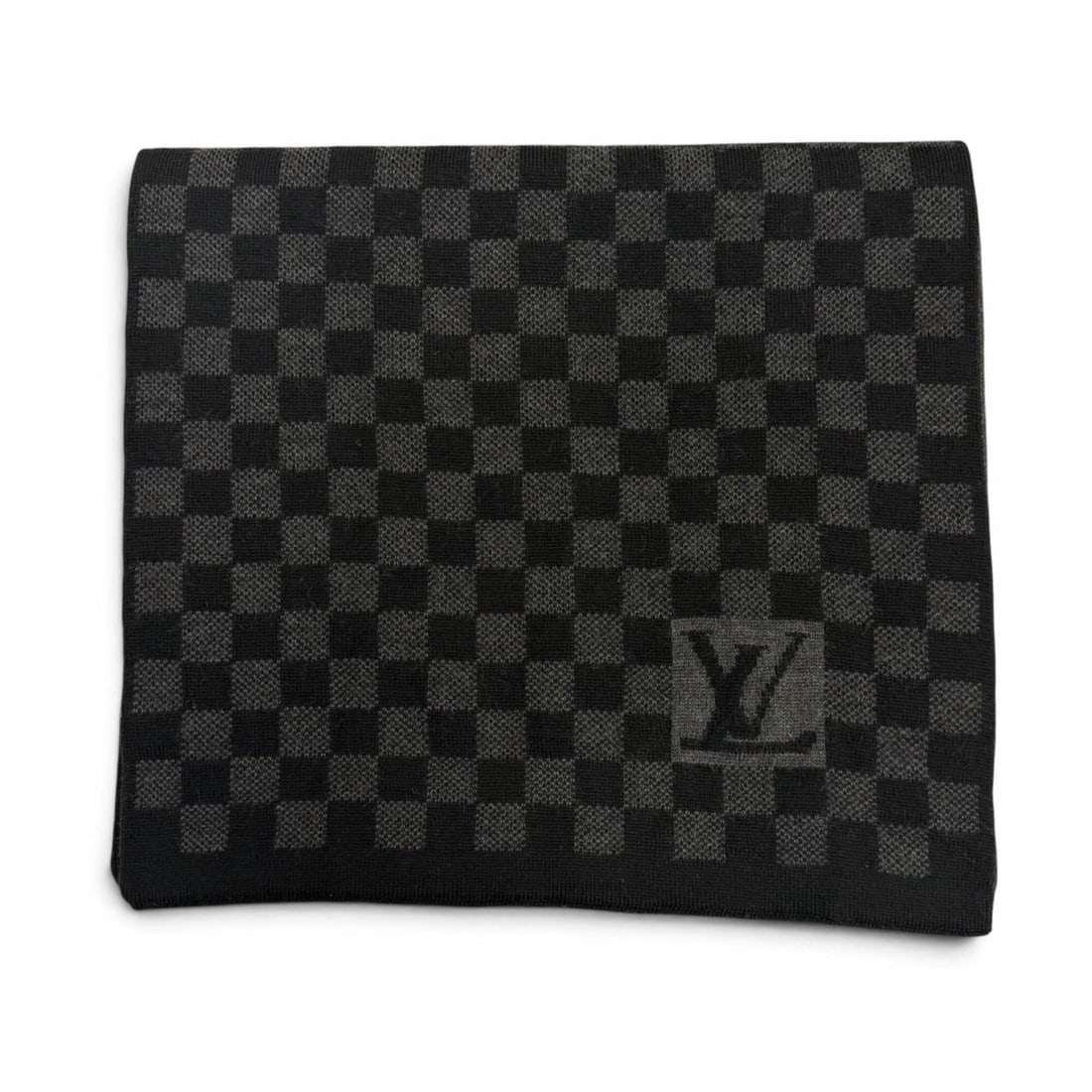LOUIS VUITTON 401910 Echarpe Petit Damier 100% Wool Stole Scarf Black Gray Made in Italy Authentic: --- Catalog ---Category: SizeSize (LxW): 1.64m x 30.5cm / 64.56'' x 12''Category: DesignType: StoleColor: Black, GrayGender: MenMaterial: Wool Category: GeneralMPN: 401910Brand: Louis VuittonCountry o