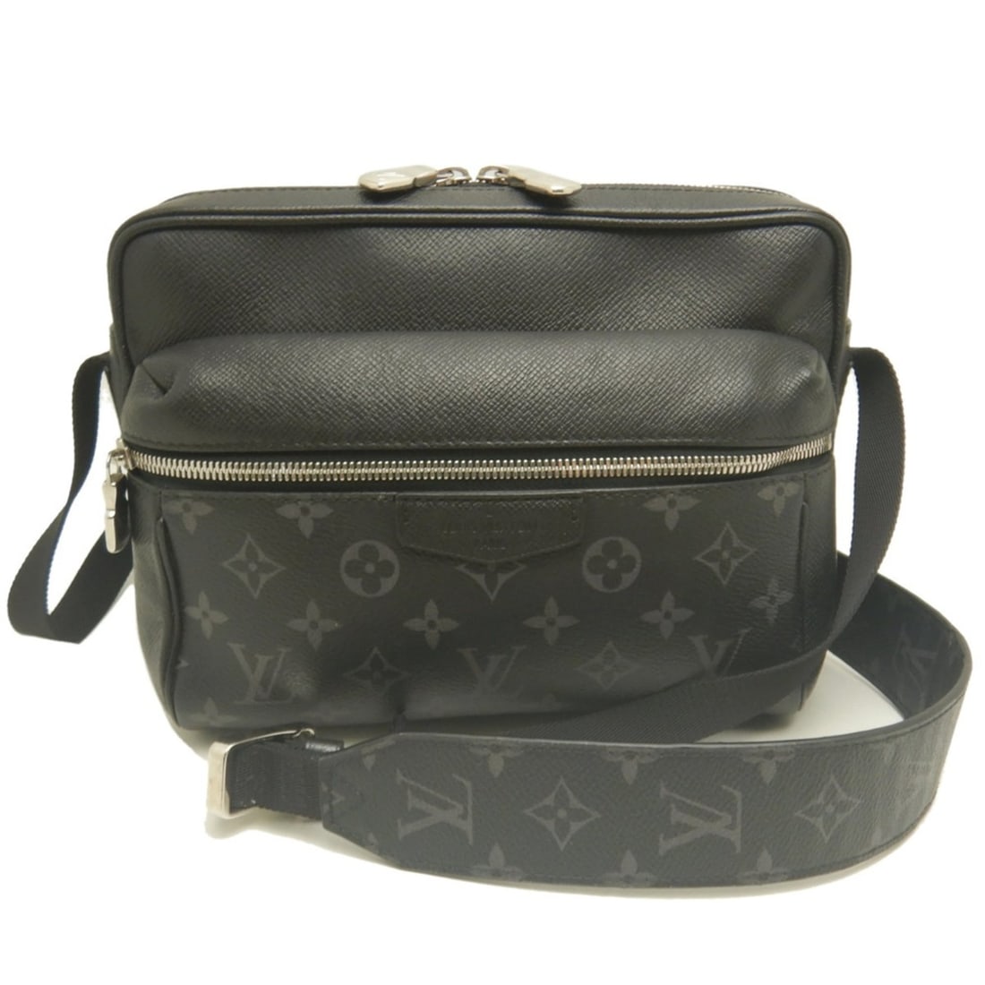 LOUIS VUITTON Taigarama Outdoor Messenger PM M30233 Shoulder Bag Noir Men's 254288: --- Catalog ---Category: SizeSize (HxWxD): 18cm x 25cm x 8cm / 7.08'' x 9.84'' x 3.14''Category: DesignType: Shoulder bagColor: NoirGender: MenMaterial: Taigarama Category: GeneralMPN: M30233Brand: Lo