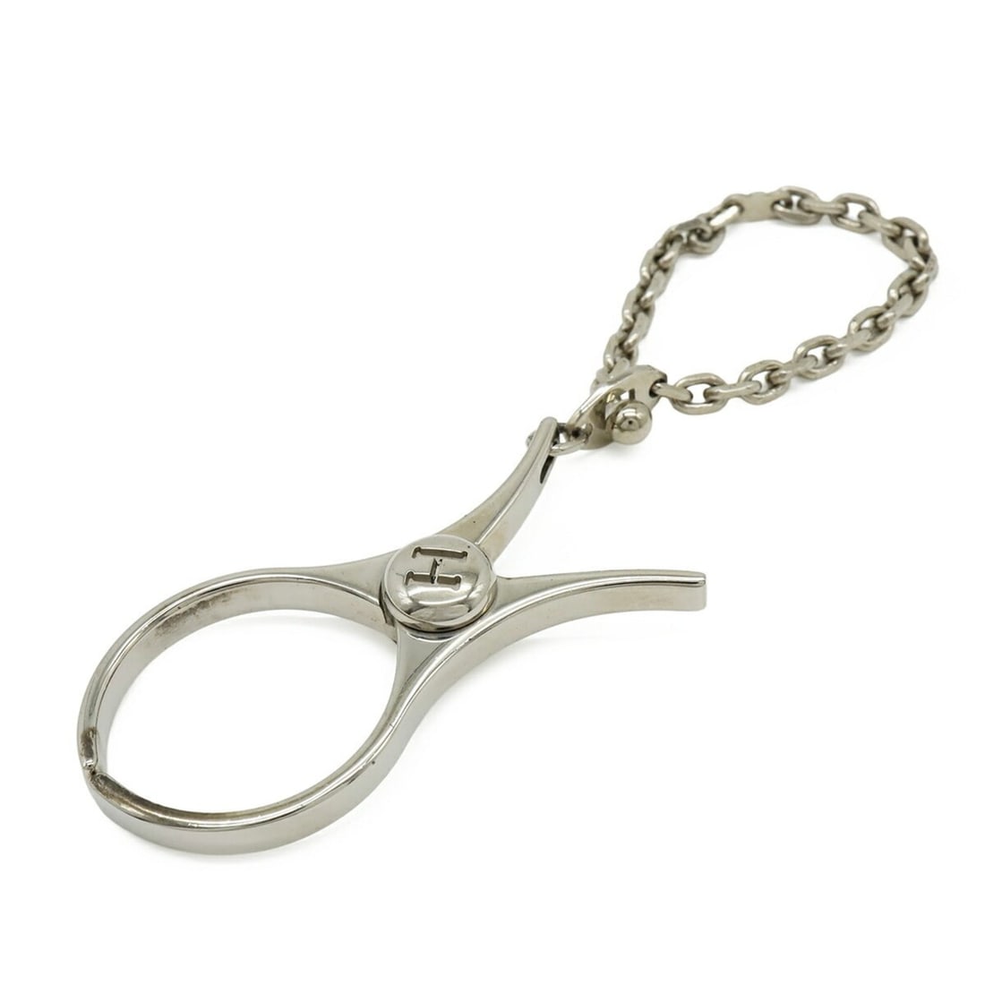 HERMES Philo Glove Holder, Metal, Silver: --- Catalog ---Category: SizeCharm Size: 6cm x 2.8cm / 2.36'' x 1.10''Chain/Strap Length: 13cm / 5.11''Category: DesignColor: SilverGender: WomenMaterial (Charm): MetalCategory: GeneralBrand: Hermes--