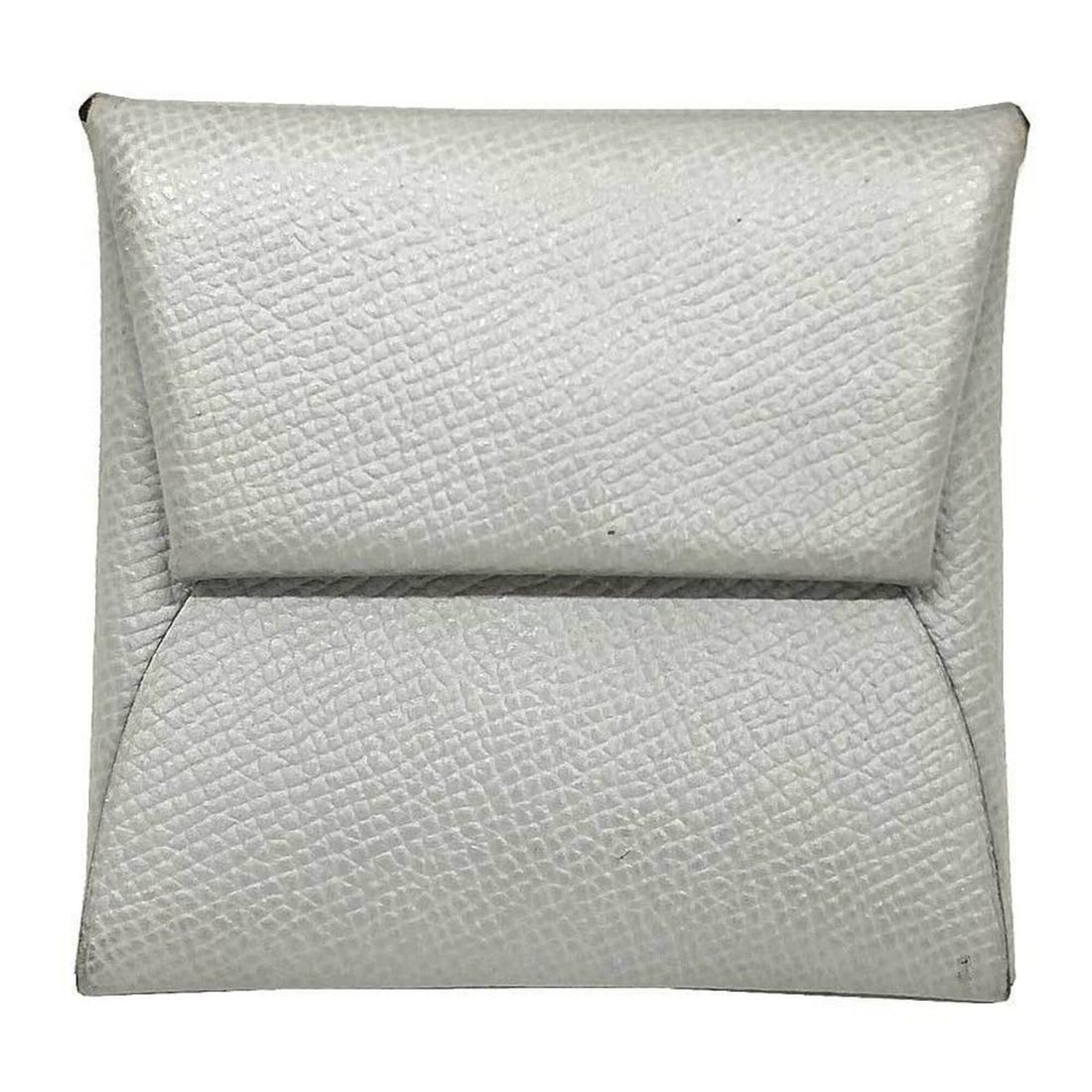 Hermes Bastia coin case, light gray.: --- Catalog ---Category: SizeSize (HxWxD): 8cm x 8.5cm / 3.14'' x 3.34''Category: DesignType: Coin purse/coin caseColor: Gray, Light grayGender: Men,WomenMaterial: Leather Category: GeneralBrand: Herm