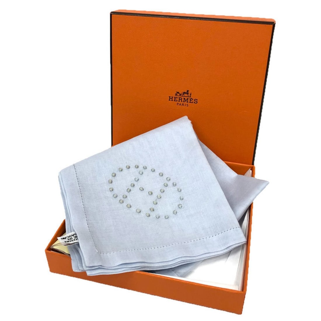HERMES Hermes Handkerchief MOUCHOIR MARCEAU 2 BRODE 081019G-05 Cotton Embroidery BLEU (3841) Pocket: --- Catalog ---Category: SizeSize (LxW): 45cm x 45cm / 17.71'' x 17.71''Category: DesignType: HandkerchiefColor: Blue, Light blueGender: Men,WomenMaterial: Cotton Category: GeneralBrand: Hermes--- Ite