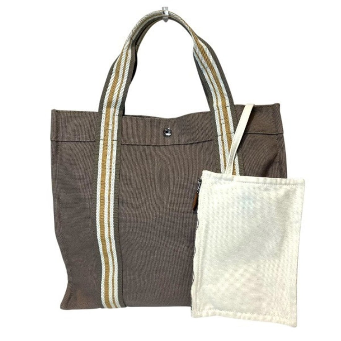 Hermes Nomade Sac de Plage PM Handbag Tote Bag for Women: --- Catalog ---Category: SizeSize (HxWxD): 30cm x 38cm x 15cm / 11.81'' x 14.96'' x 5.9''Handle Length: 39cm / 15.35''Category: DesignType: Handbag, Tote bagColor: Etain, Gray brownGender: WomenMateri