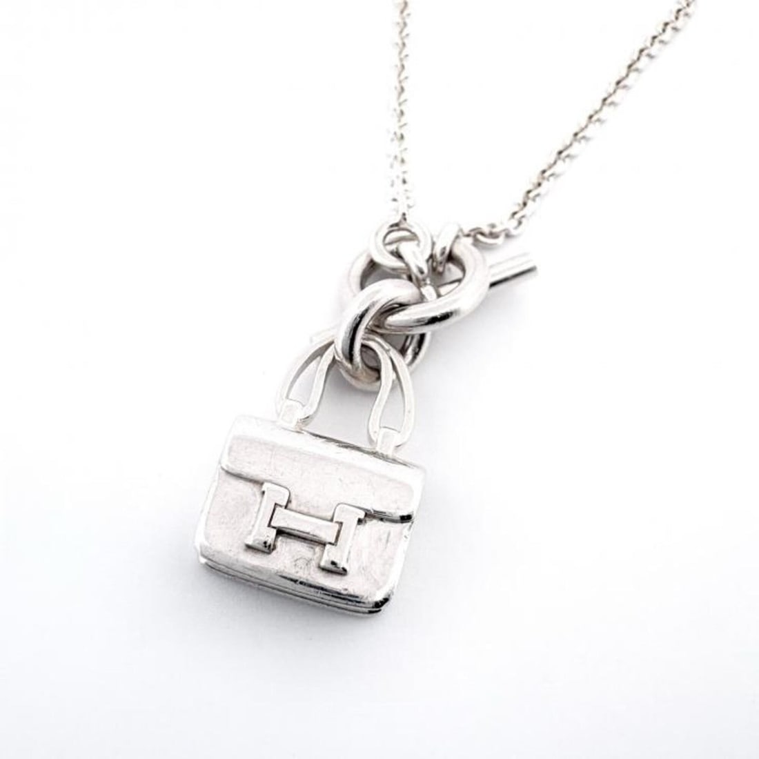 Hermes SV925 Amulette Constance Necklace Silver HERMES: --- Catalog ---Category: SizePendant Size: 21mm x 13mm / 0.82'' x 0.51''Neck Circumference: 40.5 cm / 15.94''Category: DesignColor: SilverGender: WomenMaterial: Silver 925Necklace Type: NecklaceCatego