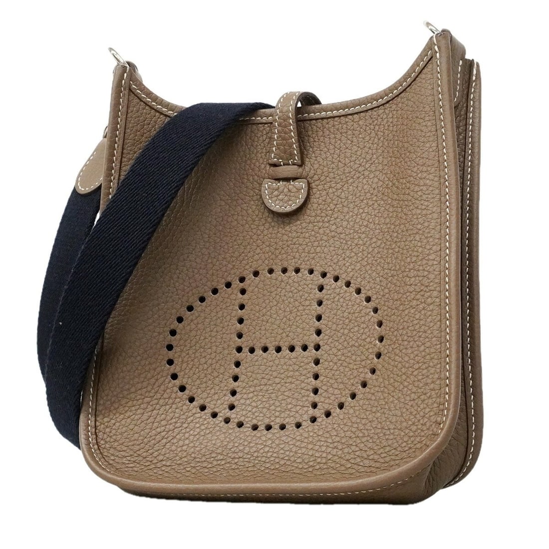 Hermes Evelyne TPM Shoulder Bag, Taurillon Clemence Leather, Etoupe, Z Stamp, Women's.: --- Catalog ---Category: SizeSize (HxWxD): 18cm x 16cm x 5.5cm / 7.08'' x 6.29'' x 2.16''Category: DesignType: Shoulder bagColor: Etoupe grayGender: WomenMaterial: Taurillon clemence leather Hardware 