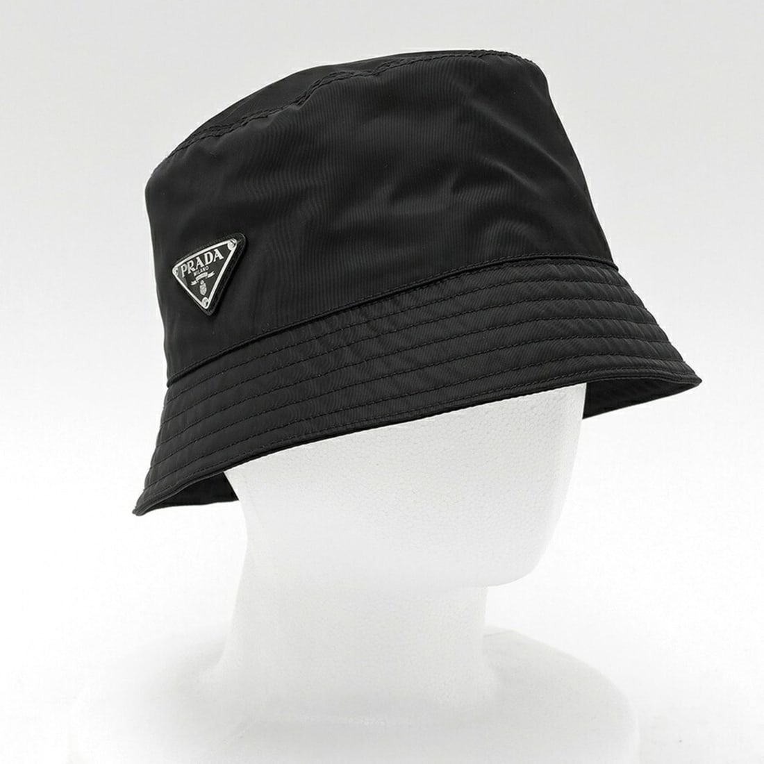Prada PRADA Re-Nylon Triangle Bucket Hat 2HC137 Nylon Black # L: --- Catalog ---Category: DesignType: Bucket hatColor: BlackGender: Women,MenMaterial: Fabric Category: GeneralBrand: PradaCountry of Origin: ItalyCategory: MeasurementsCircumference: 59cm / 23.22''---