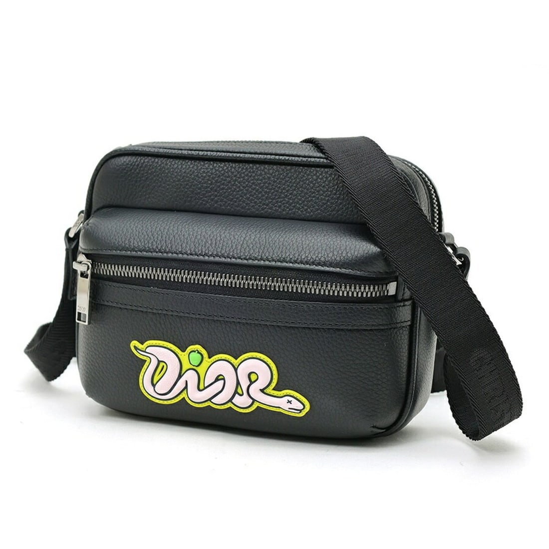 Christian Dior Dior x KAWS Collaboration Bag, Shoulder Leather, Black: --- Catalog ---Category: SizeSize (HxWxD): 14cm x 19cm x 7cm / 5.51'' x 7.48'' x 2.75''Strap Length: 125cm / 49.21''Category: DesignType: Messenger bag, Shoulder bagColor: BlackGender: Men,WomenMateri