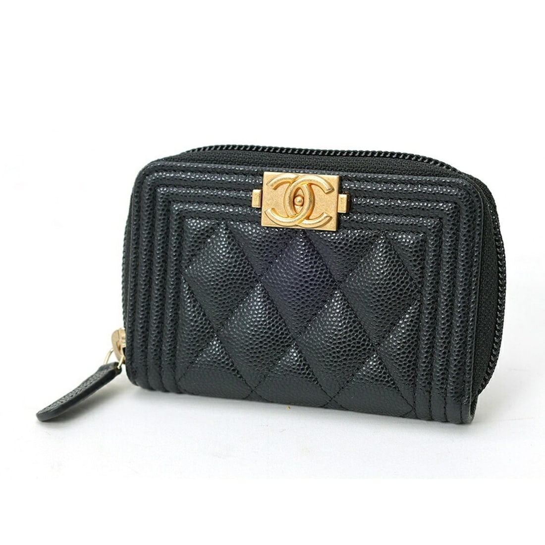 Chanel Boy Round Coin Case A80602 Caviar Black: --- Catalog ---Category: SizeSize (HxWxD): 7cm x 10.5cm x 2cm / 2.75'' x 4.13'' x 0.78''Category: DesignType: Coin purse/coin caseColor: BlackGender: WomenMaterial: Grained Calfskin Category: GeneralL