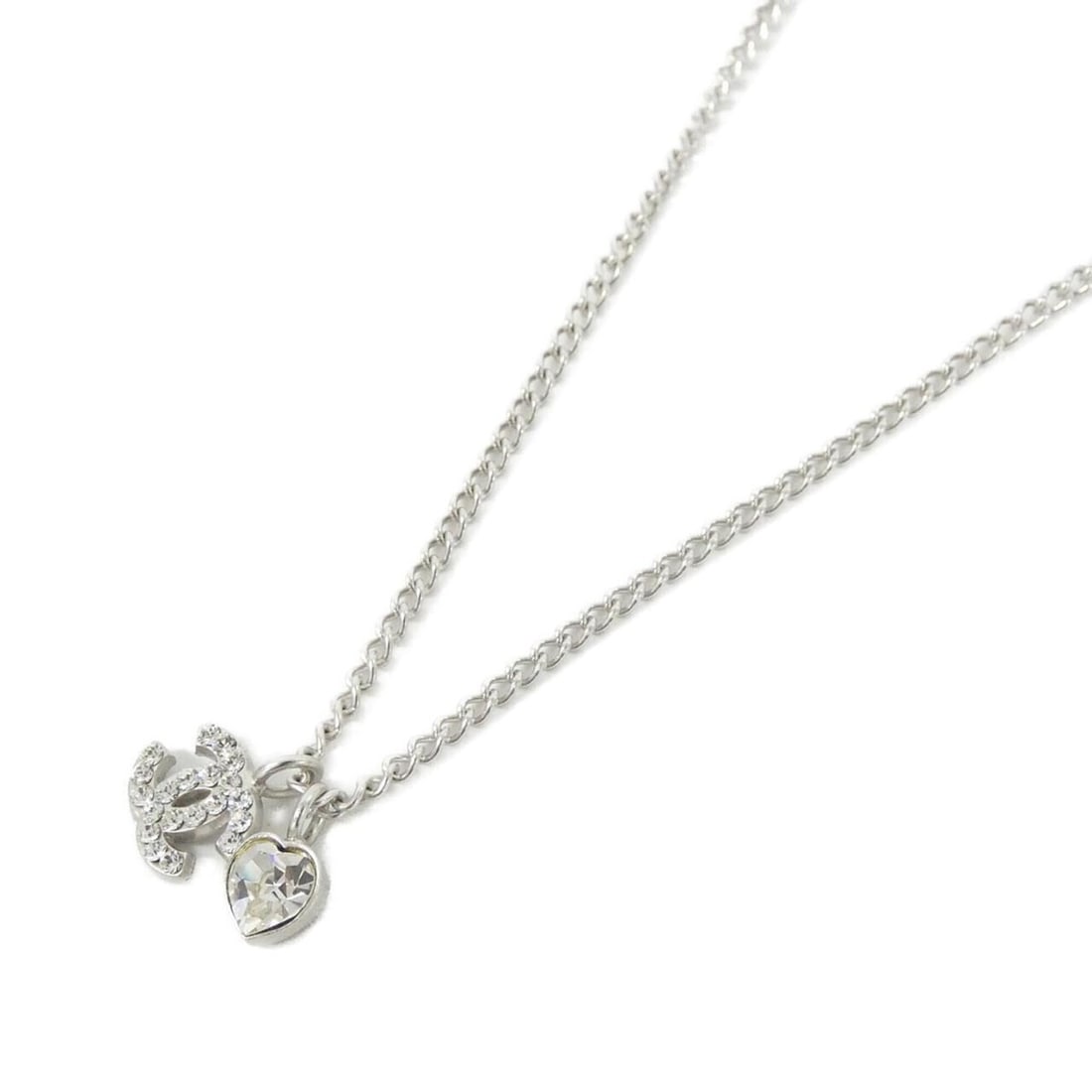 Chanel 26195 Necklace: --- Catalog ---Category: SizePendant Size: 12mm x 9mm / 0.47'' x 0.35''Neck Circumference: 42.5 cm / 16.73''Category: DesignColor: Clear, SilverGender: WomenNecklace Type: NecklaceCategory: GeneralMPN