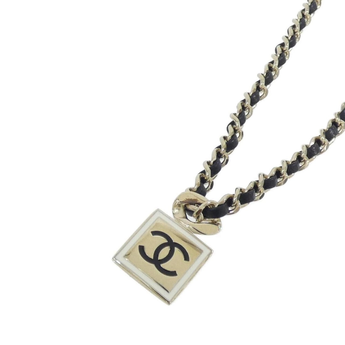 Chanel AB6785 Necklace: --- Catalog ---Category: SizePendant Size: 18mm x 18mm / 0.7'' x 0.7''Neck Circumference: 41 cm - 48 cm / 16.14'' - 18.89''Category: DesignColor: Black, WhiteGender: WomenMaterial: LeatherNecklace Typ
