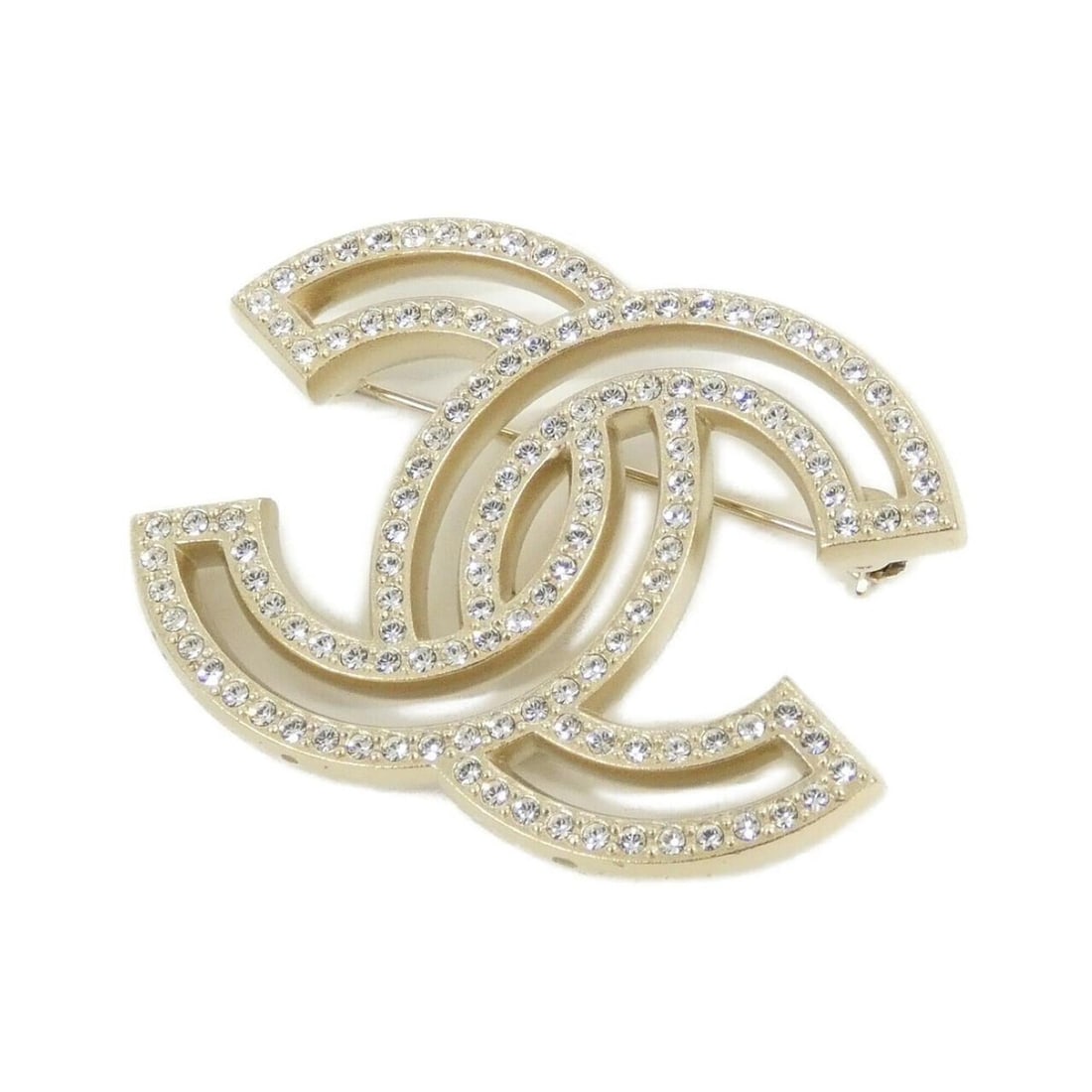 Chanel 64746 Brooch: --- Catalog ---Category: SizeSize (HxWxD): 3.9cm x 5.3cm / 1.53'' x 2.08''Category: DesignType: BroochColor: Clear, GoldGender: WomenCategory: GeneralMPN: 64746Brand: Chanel--- Item List ---Section: