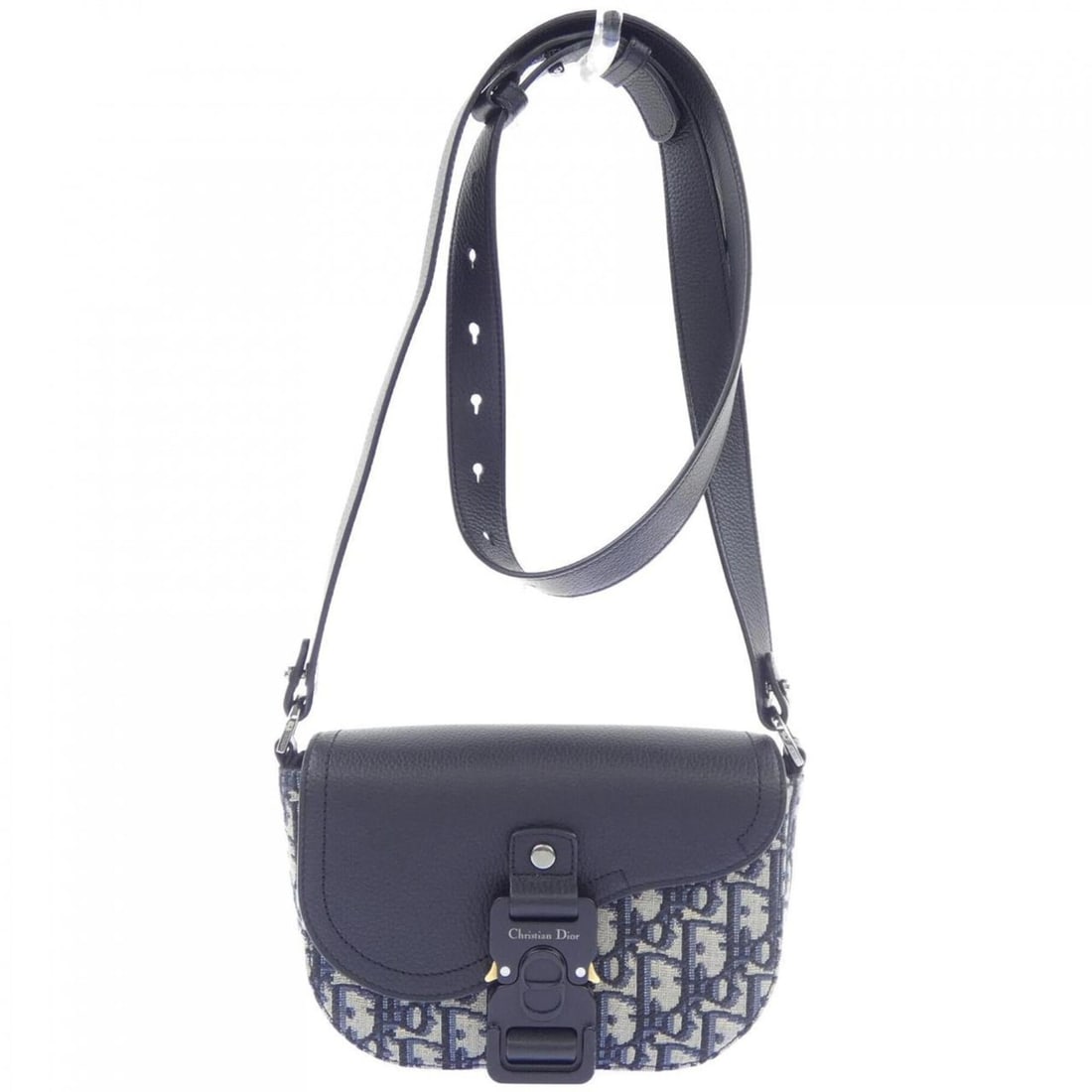 Christian Dior Dior SADDLE Flap Messenger Bag 2ADCA435YKS Handbag: --- Catalog ---Category: SizeSize (HxWxD): 14cm x 19cm x 5cm / 5.51'' x 7.48'' x 1.96''Category: DesignType: HandbagColor: Beige, Black, NavyGender: MenMaterial: Jacquard Category: GeneralMPN: 2ADCA43