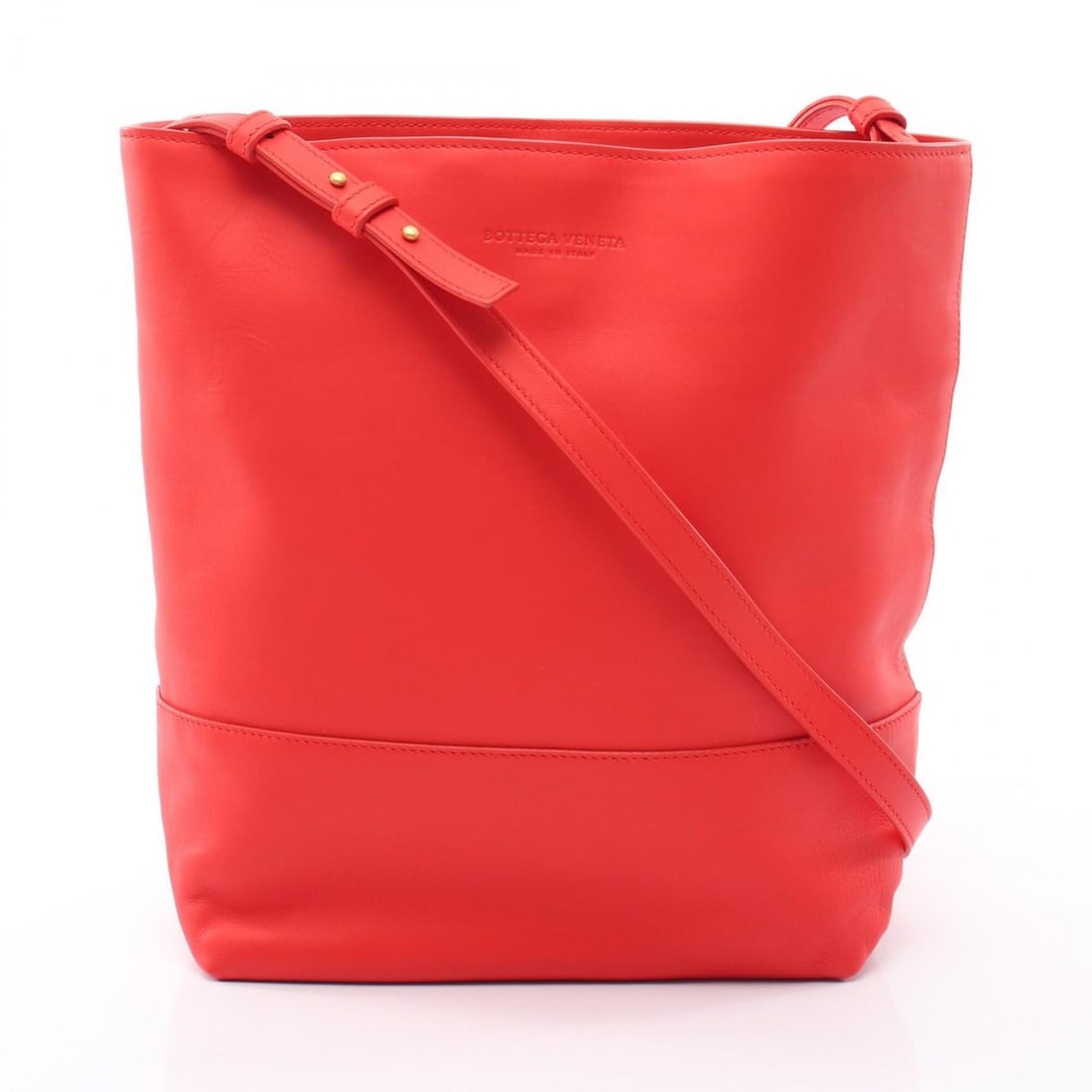 Bottega Veneta shoulder bag/handbag, leather, women's, red.: --- Catalog ---Category: SizeSize (HxWxD): 27cm x 21cm x 10cm / 10.62'' x 8.26'' x 3.93''Strap Length: 111cm - 120cm / 43.7'' - 47.24''Category: DesignType: Handbag, Shoulder bagColor: Red colorGender